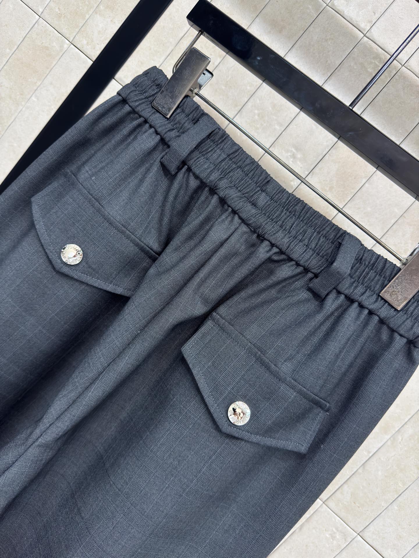 L家 灰色工装阔腿裤 简直是穿搭刚需！高腰版型轻松拉高腰线 阔腿裤管藏肉又显腿长 侧边工装口袋还添了几分