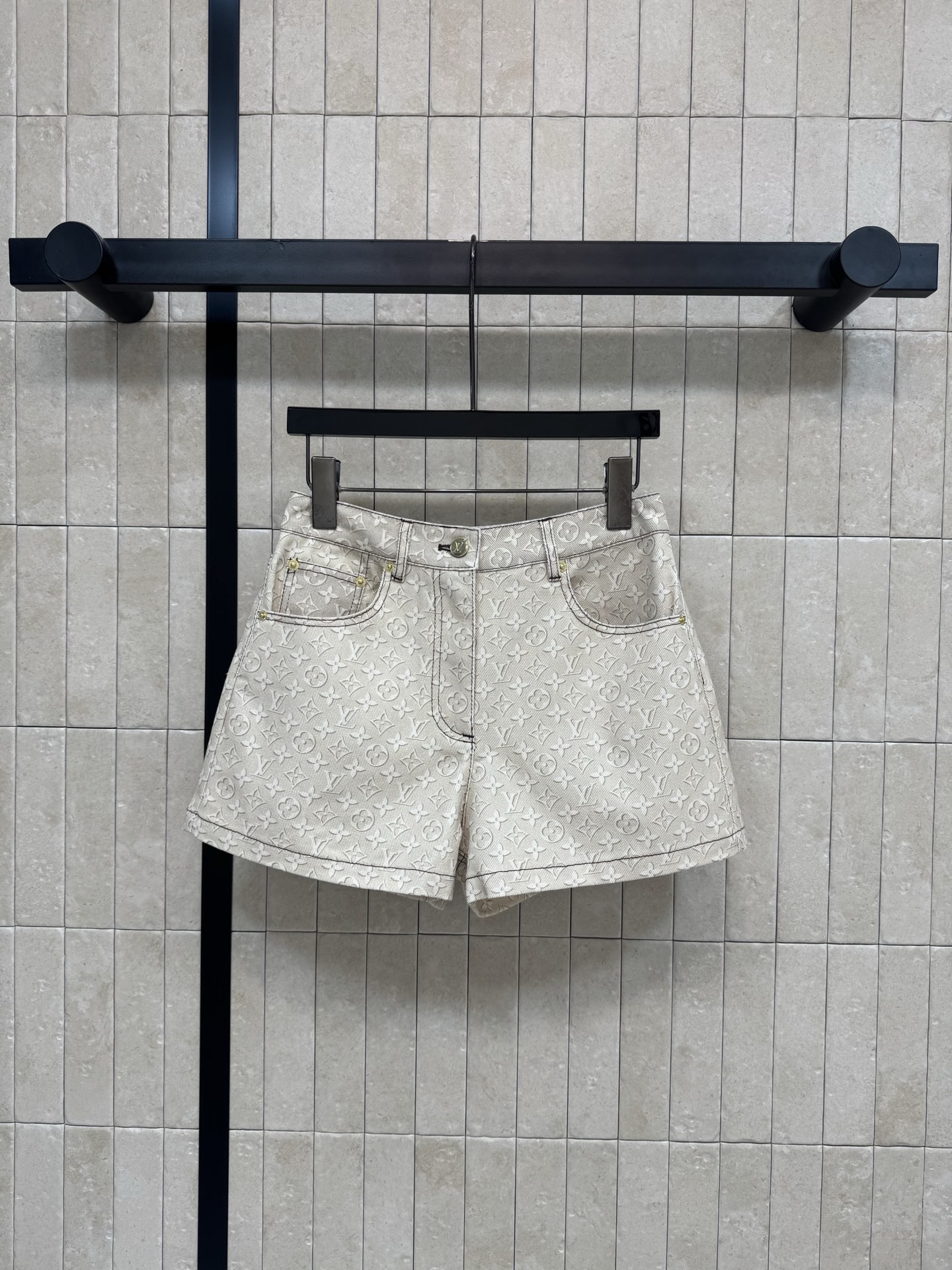 NO:708707,L's printed shorts. The high-waisted version can easily raise the waistline to show the length of the legs. Printed presbyopic fabric. The high-waisted tailoring design can quietly hold the belly and elongate the legs. Sisters with pear-shaped figures can also wear it with confidence. Say goodbye to monotony. Pair it with the same series of T-shirts or suspenders to create a lazy and high-end look. An eye-catching tool for summer outings. Size/S-M-L- XL, Louis Vuitton, shorts, tees, t-shirt,19860909L家 印花短裤 高腰版型轻松拉高腰线显腿长 印花老花面料 高腰的剪裁设计悄悄收住小腹还能拉长腿部比例 梨形身材的姐妹也能放心穿.告别单调 搭同系列T恤 或吊带都能穿出慵懒高级感 夏日出街的吸睛利器 Size/S-M-L- XL,,louis vuitton,shorts,tees，t-shirt,,Women's clothing