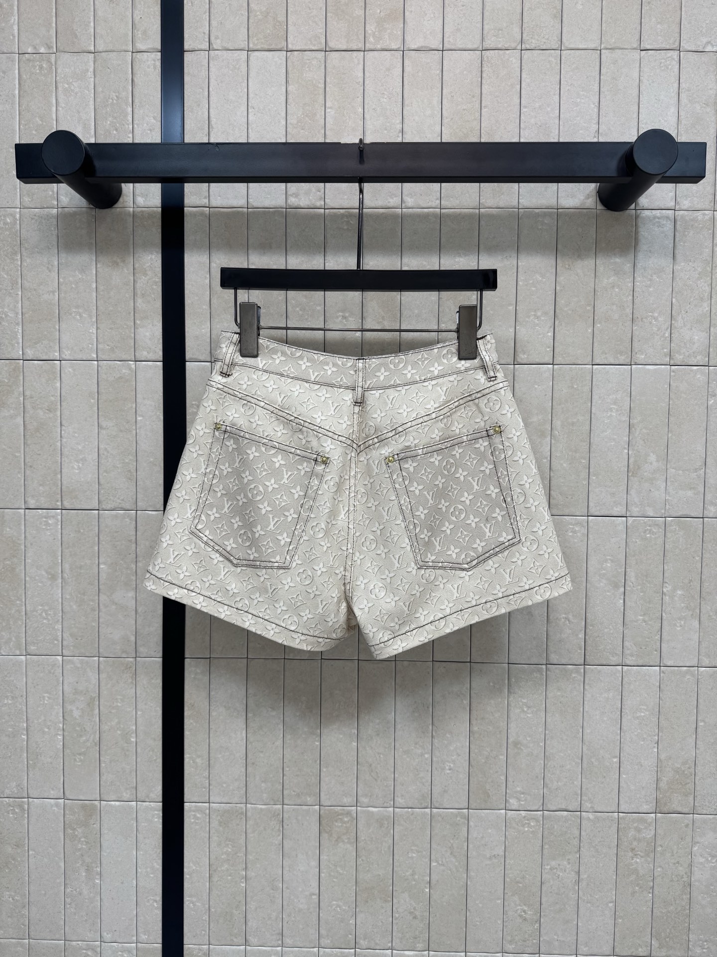 L家 印花短裤 高腰版型轻松拉高腰线显腿长 印花老花面料 高腰的剪裁设计悄悄收住小腹还能拉长腿部比例 梨