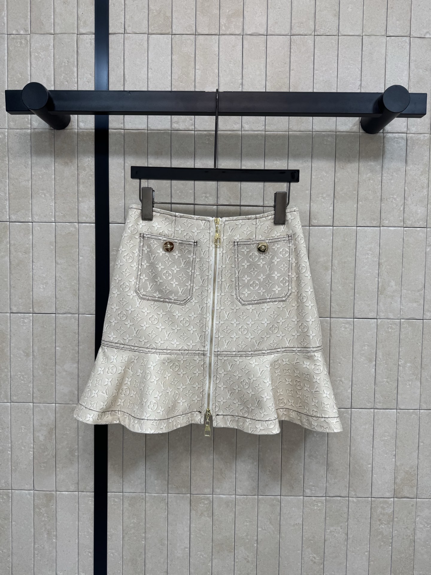 L家 印花荷叶边半裙 自带高级感 前襟拉链搭配荷叶裙摆 荷叶边是点睛之笔 柔和的弧度中和了老花的硬朗 行