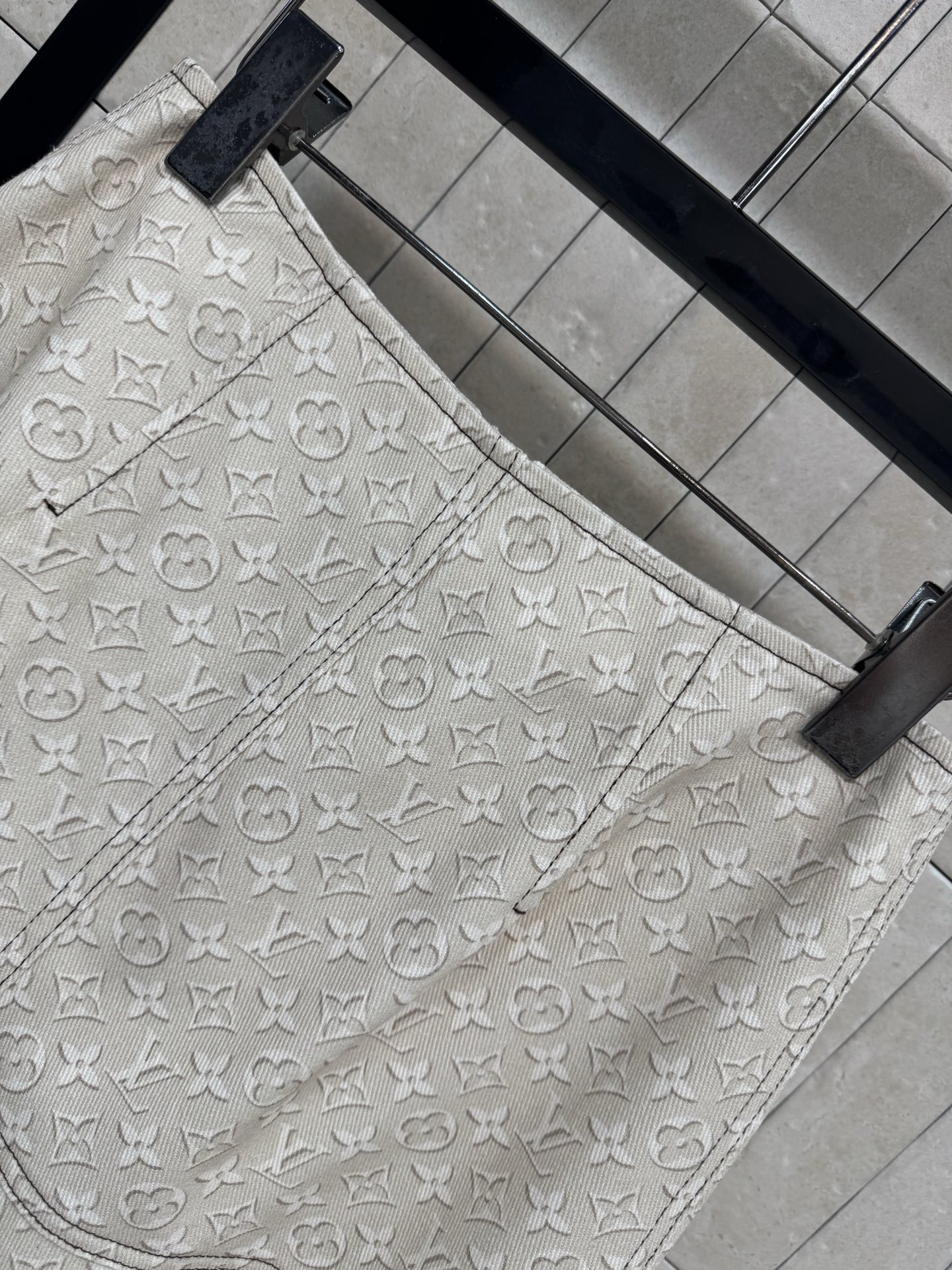 L家 印花荷叶边半裙 自带高级感 前襟拉链搭配荷叶裙摆 荷叶边是点睛之笔 柔和的弧度中和了老花的硬朗 行