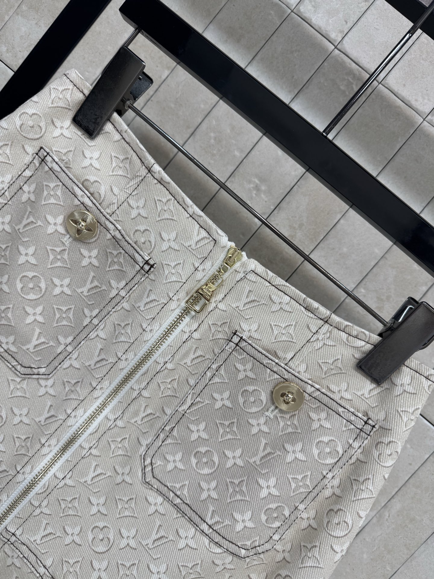 L家 印花荷叶边半裙 自带高级感 前襟拉链搭配荷叶裙摆 荷叶边是点睛之笔 柔和的弧度中和了老花的硬朗 行