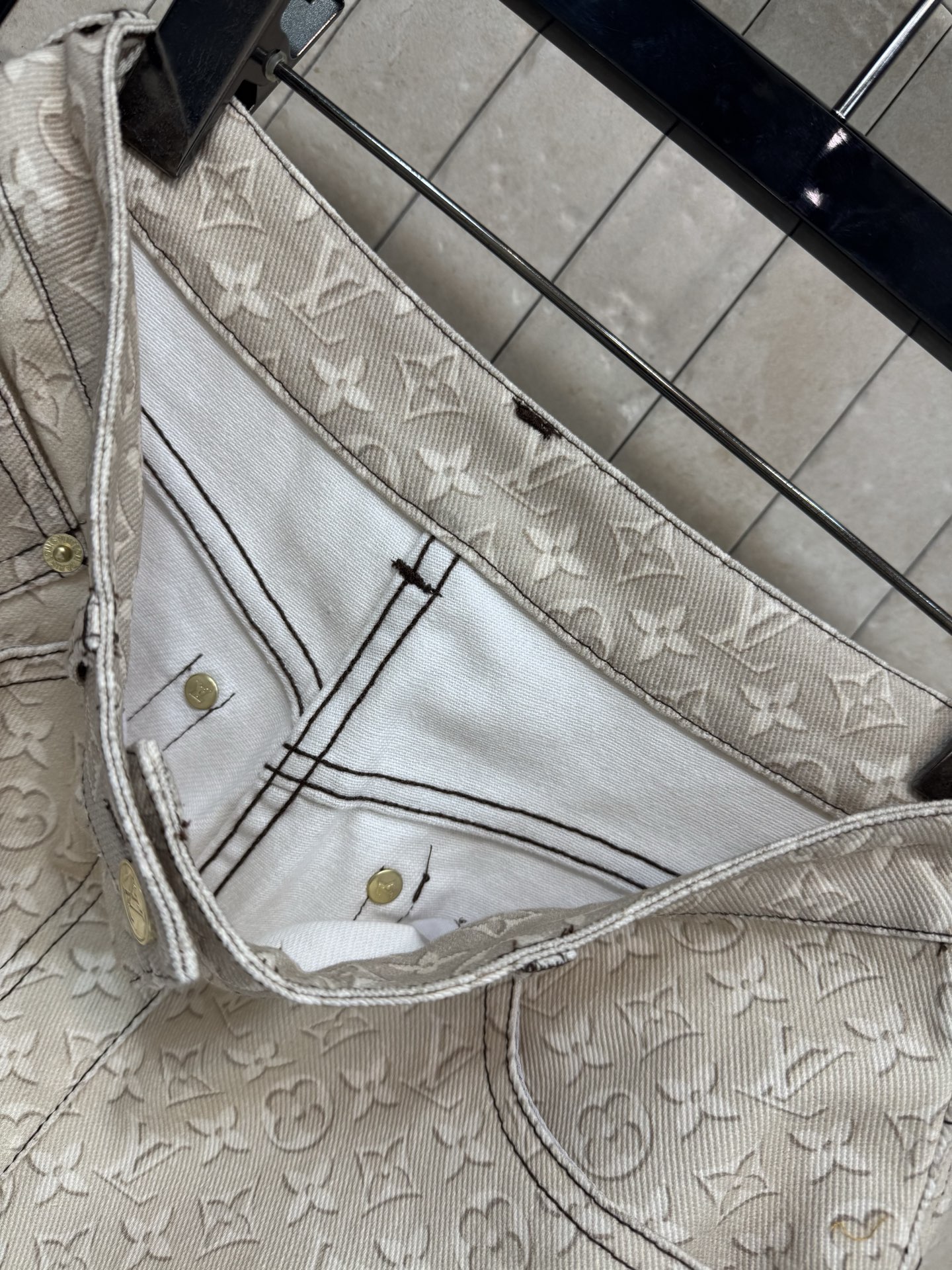 L家 印花阔腿牛仔裤 也太有质感了 整条老花设计打破纯色单调 高腰阔腿版型轻松藏肉显腿长 不管搭简约T恤