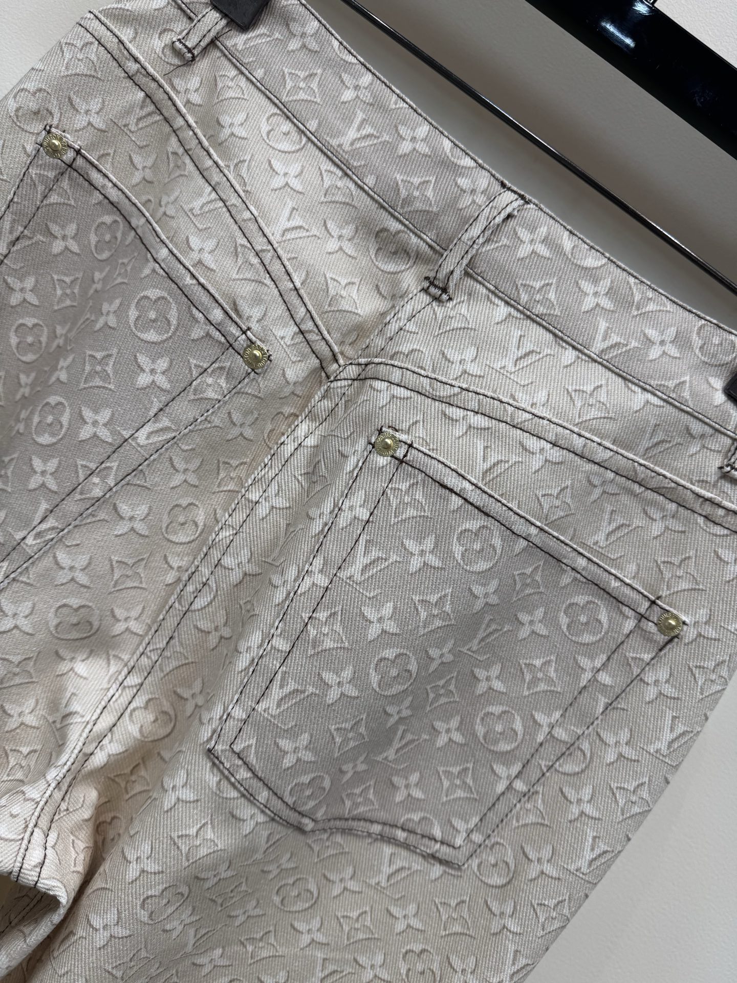 L家 印花阔腿牛仔裤 也太有质感了 整条老花设计打破纯色单调 高腰阔腿版型轻松藏肉显腿长 不管搭简约T恤