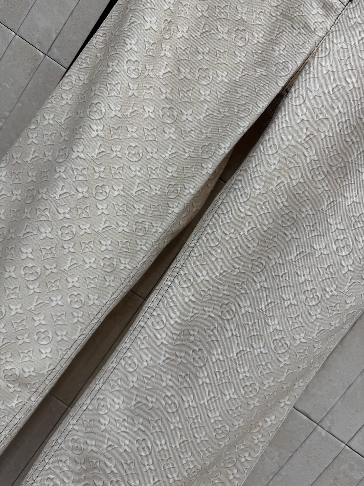 L家 印花阔腿牛仔裤 也太有质感了 整条老花设计打破纯色单调 高腰阔腿版型轻松藏肉显腿长 不管搭简约T恤