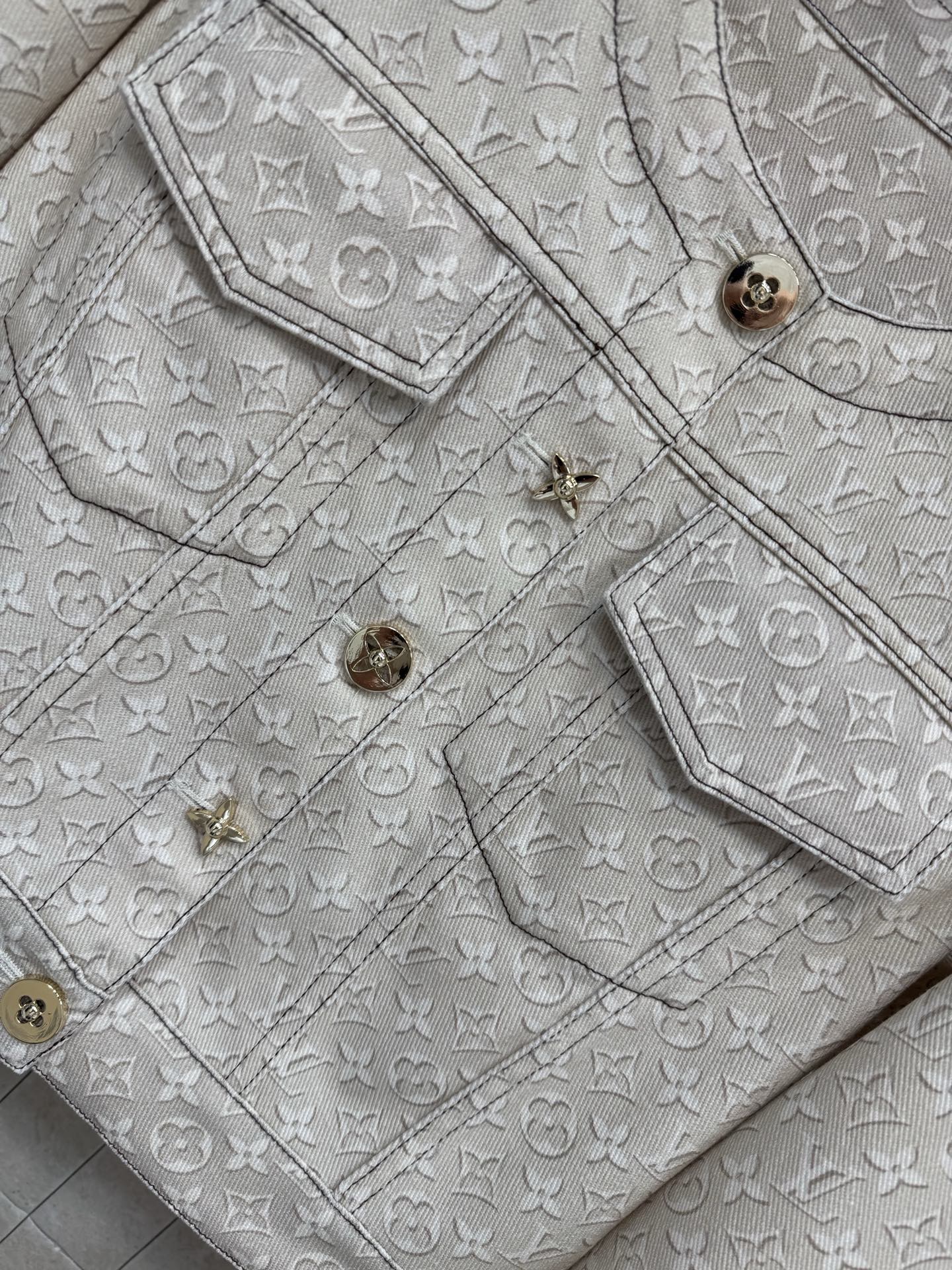 L家 圆领印花短款外套 圆领设计搭配金属纽扣 简约又不失精致 短款剪裁拉高腰线 金属纽扣与翻盖口袋相呼应