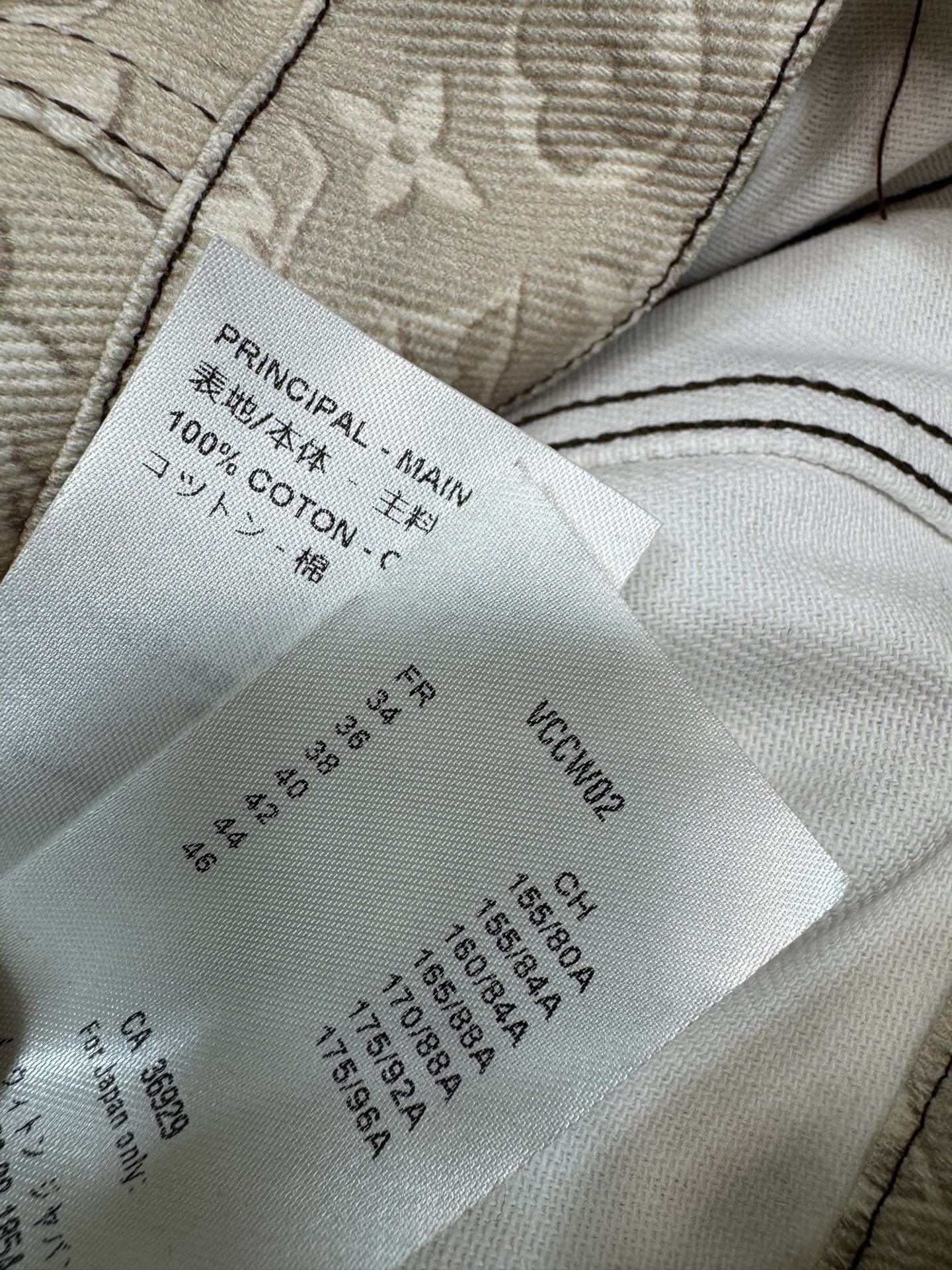 L家 圆领印花短款外套 圆领设计搭配金属纽扣 简约又不失精致 短款剪裁拉高腰线 金属纽扣与翻盖口袋相呼应