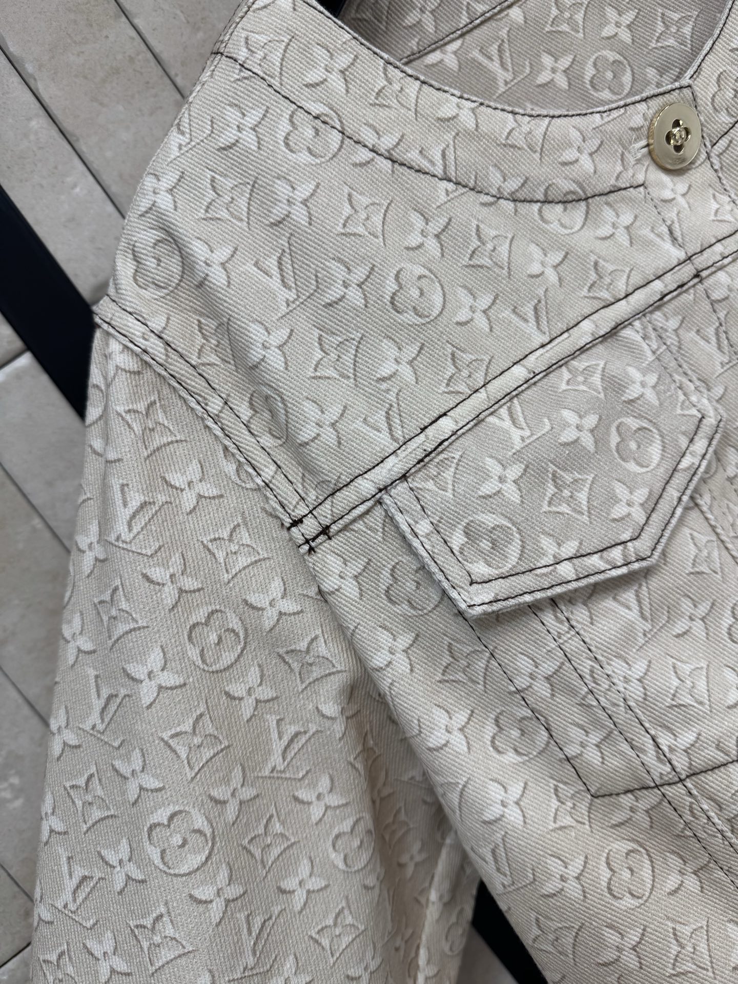 L家 圆领印花短款外套 圆领设计搭配金属纽扣 简约又不失精致 短款剪裁拉高腰线 金属纽扣与翻盖口袋相呼应