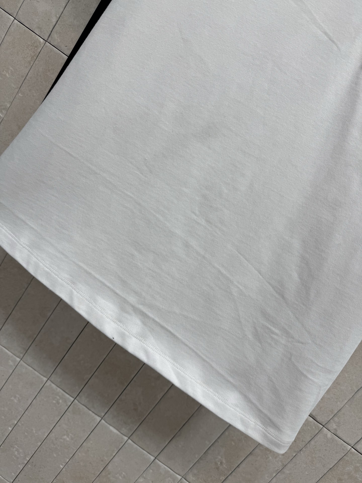 L家 圆领口袋拼接老花T恤 印花口袋的精致印花暗藏巧思 慵懒随性又不失格调 基础款也能穿出高级感 日常搭