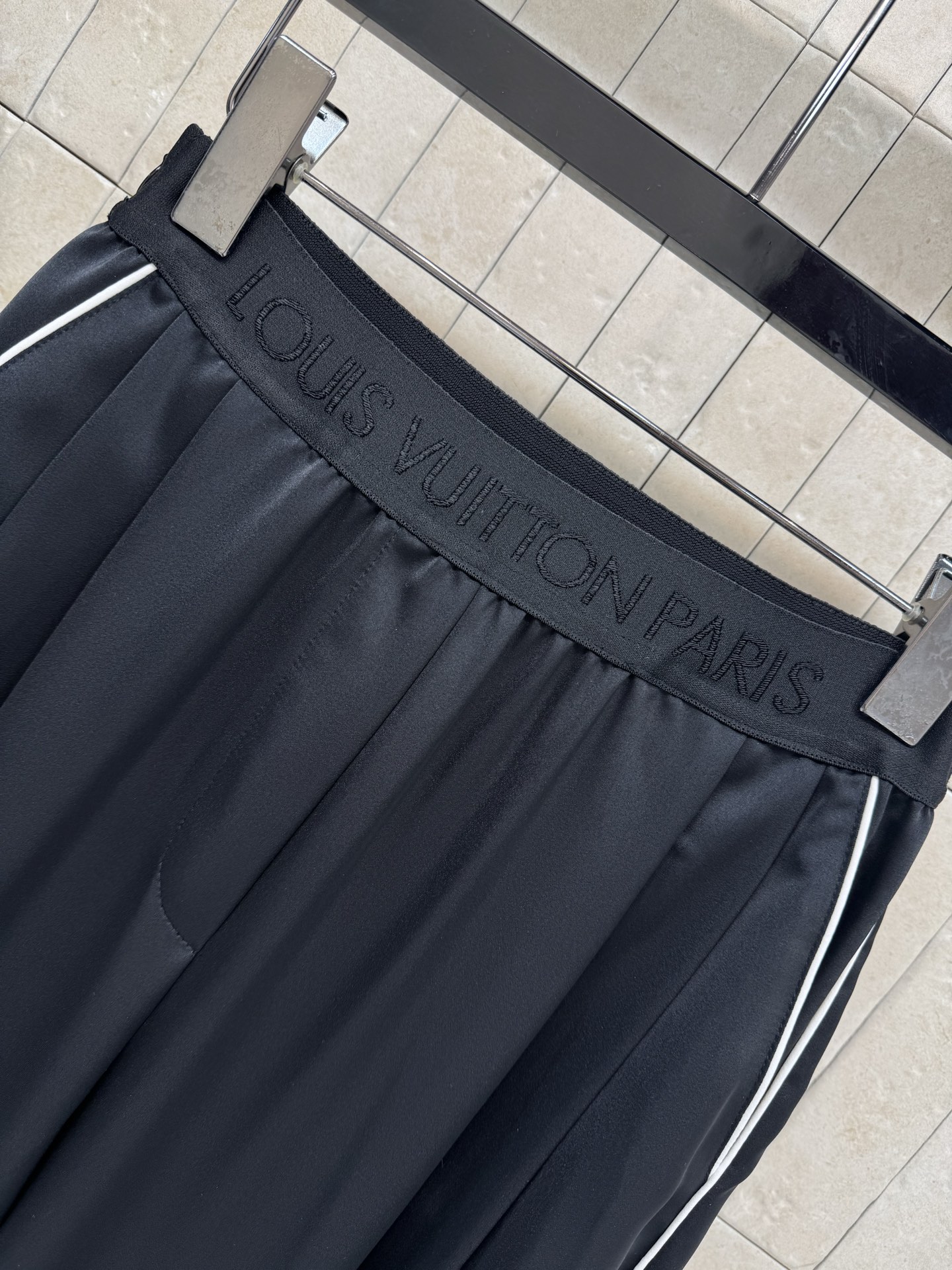 L家 26早春新款 黑色老花丝巾套装 衬衫式缎面上衣配高腰阔腿裤 随性慵懒松弛感满满 上衣简约V领搭金属