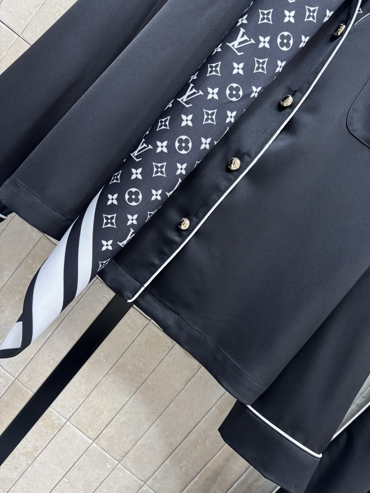 L家 26早春新款 黑色老花丝巾套装 衬衫式缎面上衣配高腰阔腿裤 随性慵懒松弛感满满 上衣简约V领搭金属