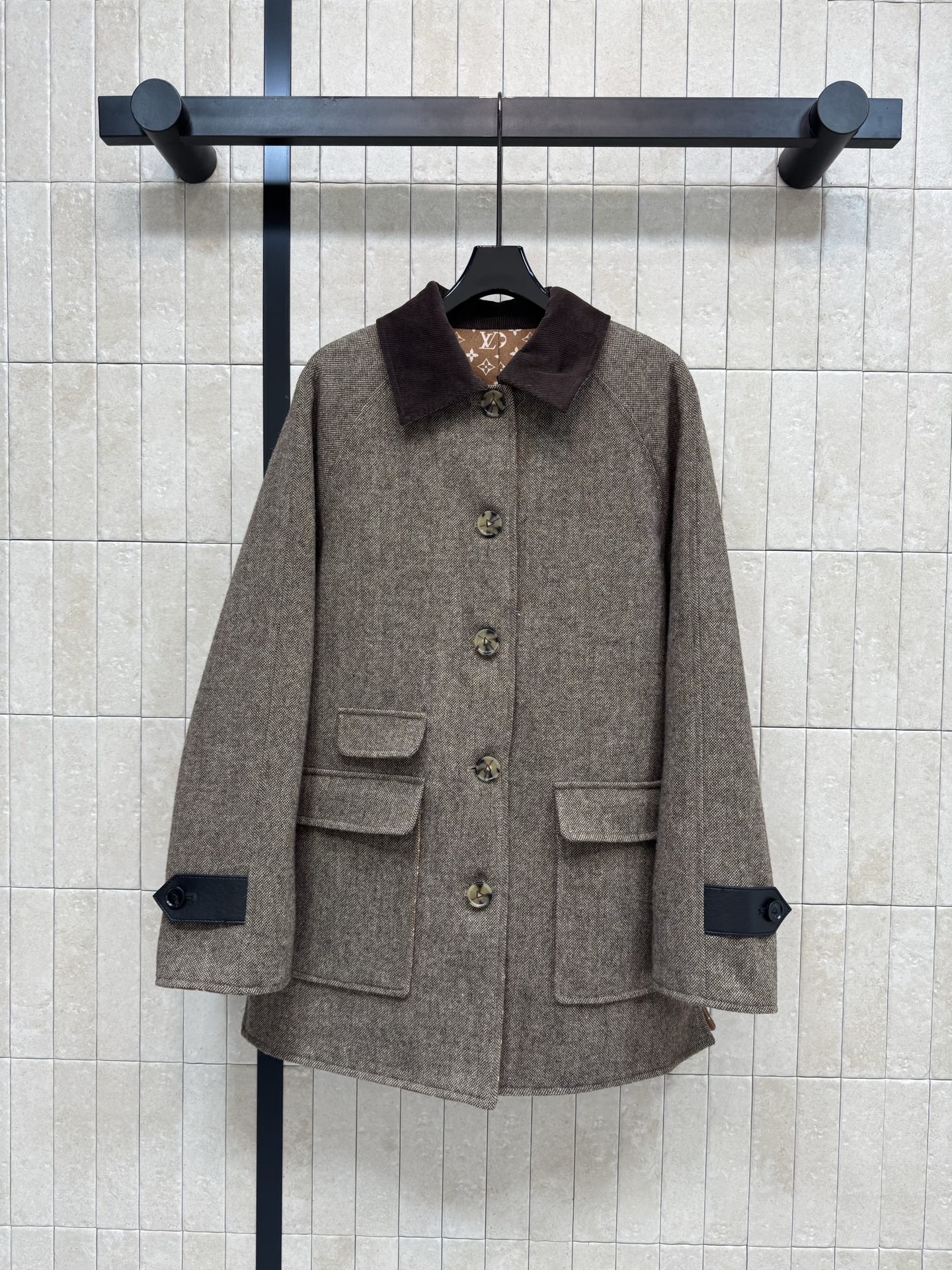 NO:709374,L's 26 early spring new style, retro herringbone coat with lapel. Loose silhouette, not flattering on the body shape. It hides the body and makes you look slimmer, and can easily create a lazy and casual outfit. Presbyopia lined leather cufflinks are embellished and highly recognizable. The details are full of texture. The mocha brown upper body is gentle and dignified. Yellow leather also looks white when worn. It is casual and lazy when paired with jeans. It can be worn with a skirt to show a refined femininity. A proper atmosphere shirt. Four sizes in one color.  size/S-M-L-XL,,loro piana,skirts,jeans,jackets & coats,19860909L家 26早春新款 翻领复古人字纹外套 宽松廓形不挑身形 藏肉显瘦还能轻松打造慵懒随性穿搭老花内衬皮质袖扣点缀辨识度拉满 细节处全是质感 摩卡棕上身温柔又显贵 黄皮穿也巨显白 搭牛仔裤是随性慵懒风 配半裙又能穿出精致女人味 妥妥的氛围感战袍 一色四码 size/S-M-L-XL,,loro piana,skirts,jeans,jackets & coats,,Women's clothing