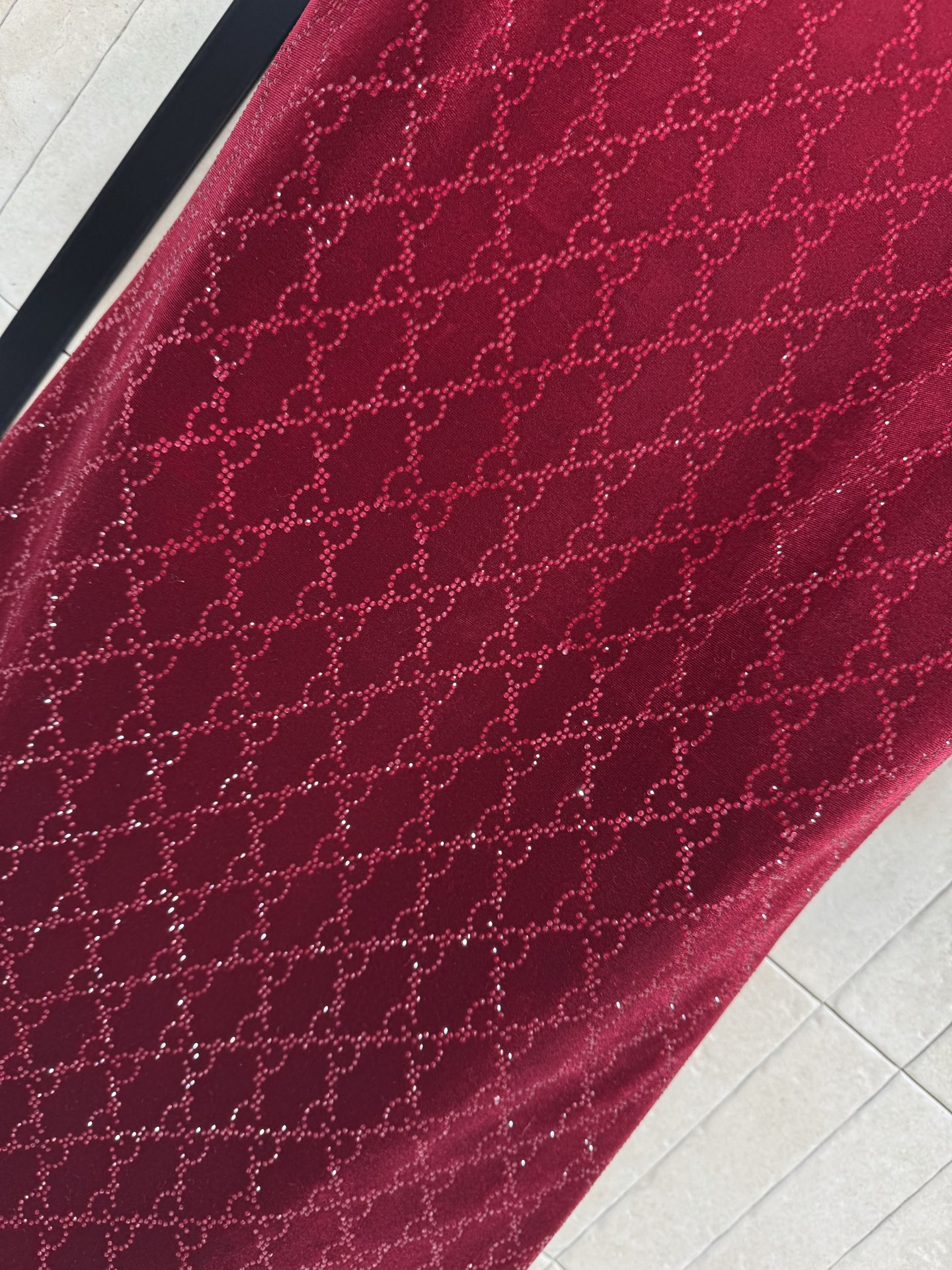 G家26早春新款 酒红色GG提花烫钻丝绒连衣裙 双G进口烫钻 正面简约圆领勾勒温婉线条 后背深V露背设计