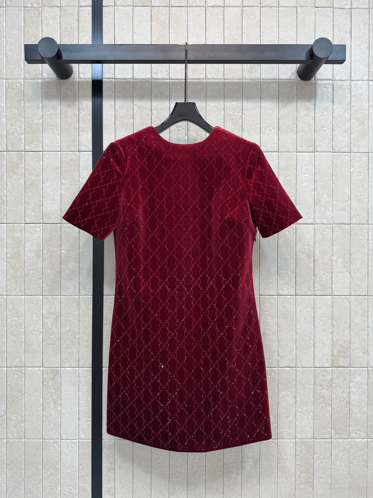 NO:709373,G's 26 early spring new model Burgundy GG jacquard hot-drilled velvet dress Double G imported hot-drilled diamonds Simple round neckline on the front outlines gentle lines Deep V backless design on the back hides sexy secrets Velvet fabric is soft and drape Neat tailoring outlines the figure The upper body is slim and elegant The burgundy tone is elegant and noble It looks great when worn alone or paired with a suit of the same series. Super suitable for holiday gatherings and party wear  Four sizes in one color Size/S-M-L-XL,,gucci,skirts,business suit,19860909G家26早春新款 酒红色GG提花烫钻丝绒连衣裙 双G进口烫钻 正面简约圆领勾勒温婉线条 后背深V露背设计暗藏性感小心机 丝绒面料柔软垂坠 利落剪裁勾勒身形 上身显瘦又显气质 酒红色调优雅显贵 单穿或外搭同系列西装都很好看 节日聚会 派对穿搭超适配 一色四码Size/S-M-L-XL,,gucci,skirts,business suit,,Women's clothing