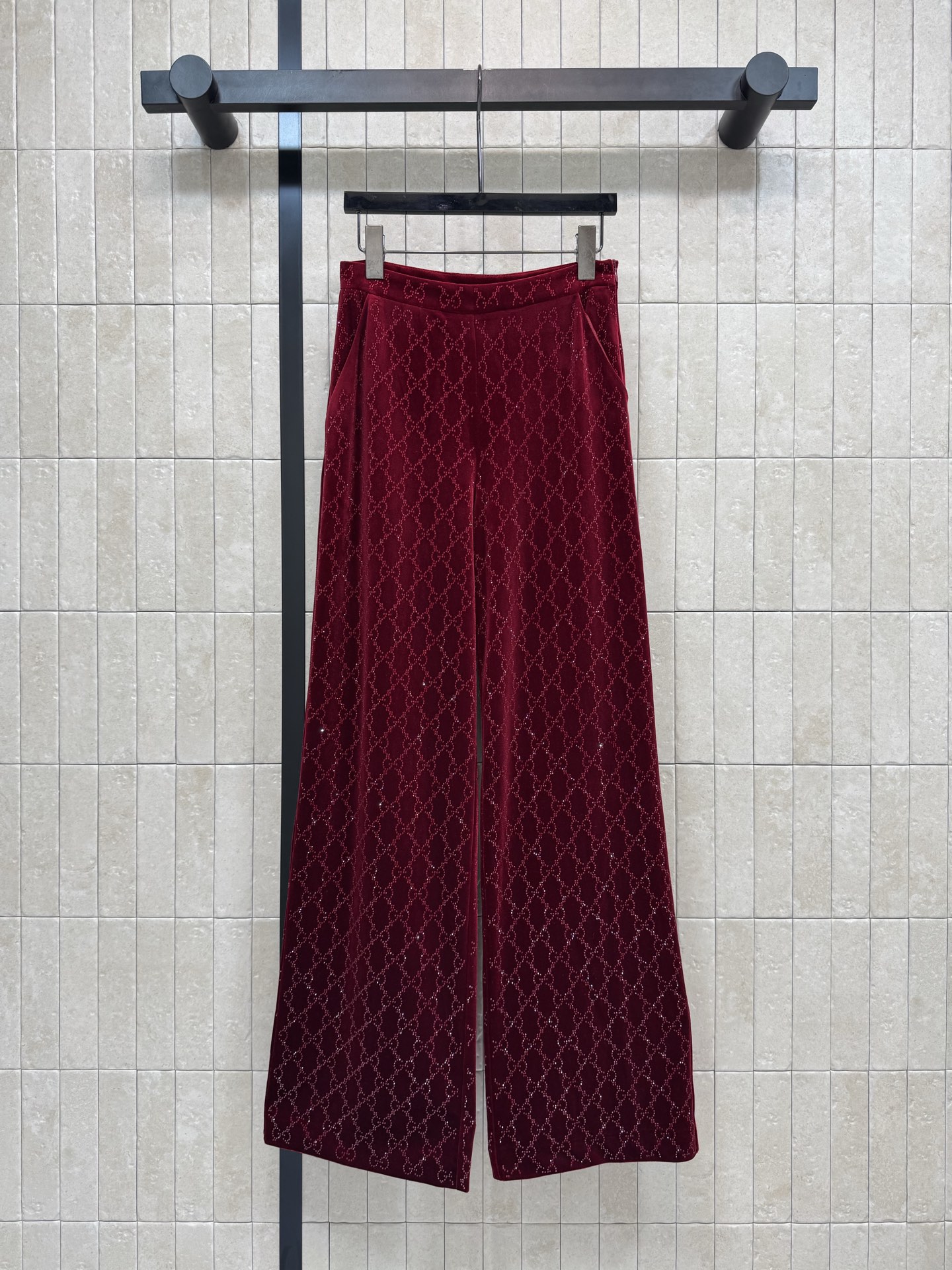 NO:709371,G's 26 early spring new style burgundy GG jacquard hot-drilled wide-leg pants. Double G imported hot-drilled velvet fabric echoes the same series of suit jackets to create a high-end look. The velvet material is soft and draping. The high-waisted wide-leg tailoring elongates the leg line and hides the slimming effect. The side pockets are designed to be both practical and beautiful. The burgundy color is noble and uplifting. It looks great with a simple top or with a suit from the same series. Suitable for daily wear during festivals.  Four sizes in one color Size/S-M-L-XL,,gucci,jackets & coats,business suit,19860909G家26早春新款 酒红色GG提花烫钻阔腿裤 双G进口烫钻 丝绒面料与同系列西装外套呼应打造成套穿搭高级感 丝绒材质柔软垂顺 高腰阔腿剪裁拉长腿部线条 藏肉显瘦效果拉满 侧边口袋设计兼顾实用与美观,酒红色调显贵又提气色 简约上衣或配同系列西装都出彩 节日日常穿皆适配 一色四码Size/S-M-L-XL,,gucci,jackets & coats,business suit,,Women's clothing