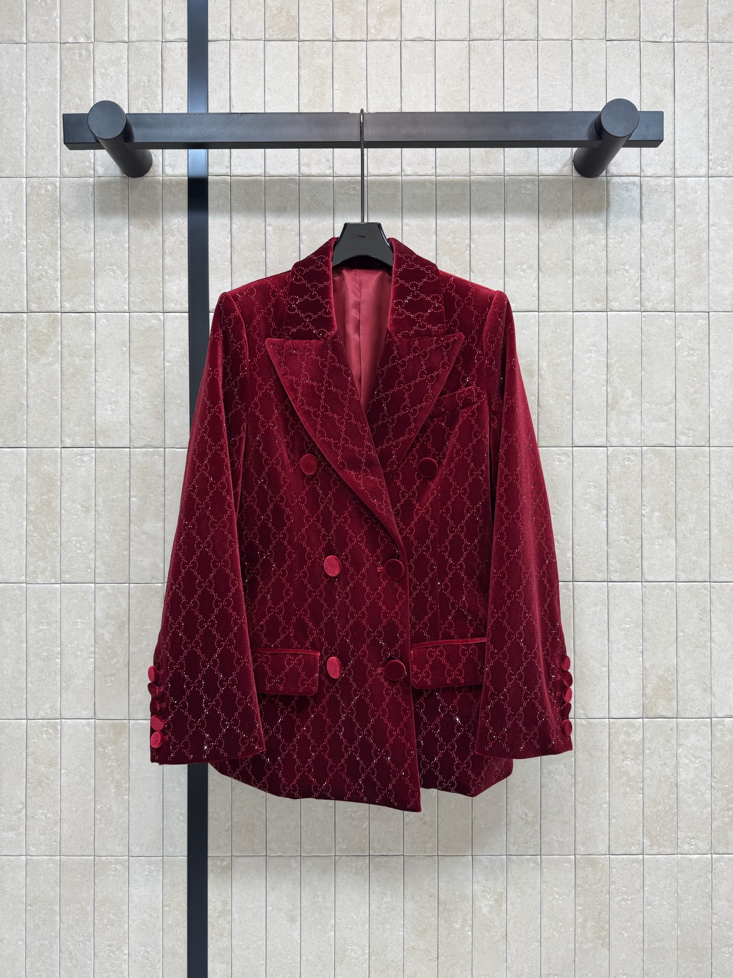 NO:709370,G's 26 early spring new style burgundy GG jacquard rhinestone suit jacket, double G imported rhinestones, velvet fabric is soft and drapey, the shape is crisp and does not collapse the shoulders, the upper body is neat and elegant, the double patch pocket design is practical and adds a sense of layering, the burgundy tone is elegant and noble, matches with the same series of trousers, it is full of aura, suitable for holiday parties and daily commuting. Four sizes in one color, Size/S-M-L-XL,,gucci,jackets & coats,business suit,19860909G家26早春新款 酒红色GG提花烫钻西装外套 双G进口烫钻 丝绒面料柔软又有垂坠感 版型挺括不塌肩 上身利落又大气 双贴袋设计实用又添层次感 酒红色调优雅显贵 搭配同系列长裤裤气场全开 节日聚会、日常通勤穿都适配 一色四码Size/S-M-L-XL,,gucci,jackets & coats,business suit,,Women's clothing