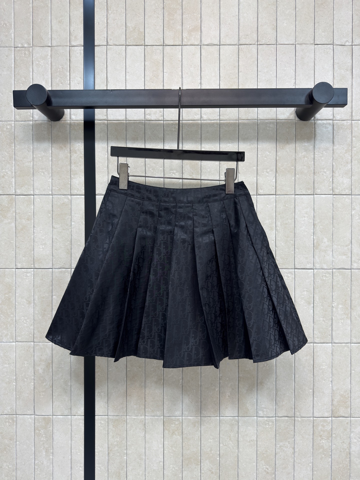 NO:709366,Djia 26 early spring new style Presbyopic high-waist pleated skirt Made of presbyopic jacquard fabric The stiff material makes the pleats more three-dimensional The high-waisted A-line skirt raises the waistline to show the length of the legs Modifies the crotch to hide the flesh The pleat process makes the skirt more layered It is fashionable to wear with the same series of jackets as a set Can unlock the sweet and cool style when worn alone Three sizes in one color Size/S-M-L,, dior, skirts, jackets & coats,19860909D家 26早春新款 老花高腰压褶半裙 采用老花提花面料 挺括材质让压褶更立体 高腰A字裙型拉高腰线显腿长 修饰胯部超藏肉 压褶工艺让裙摆更具层次感 搭同系列外套成套时髦 单穿也能解锁甜酷风格 一色三码 Size/S-M-L,,dior,skirts,jackets & coats,,Women's clothing