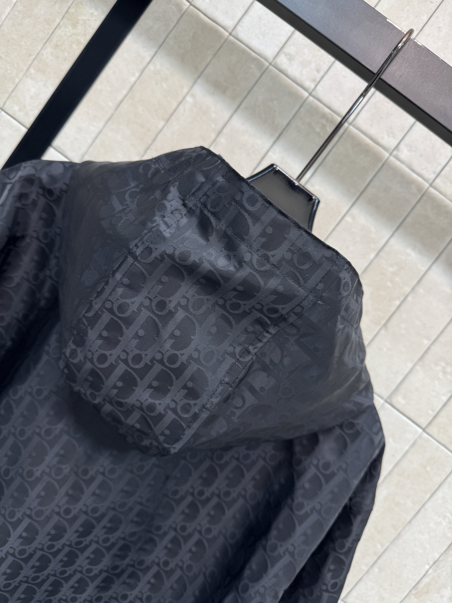 D家 26早春新款 暗纹老花连帽风衣外套 采用老花提花面料 挺括垂坠兼具 短款宽松剪裁藏肉又优化比例 袖