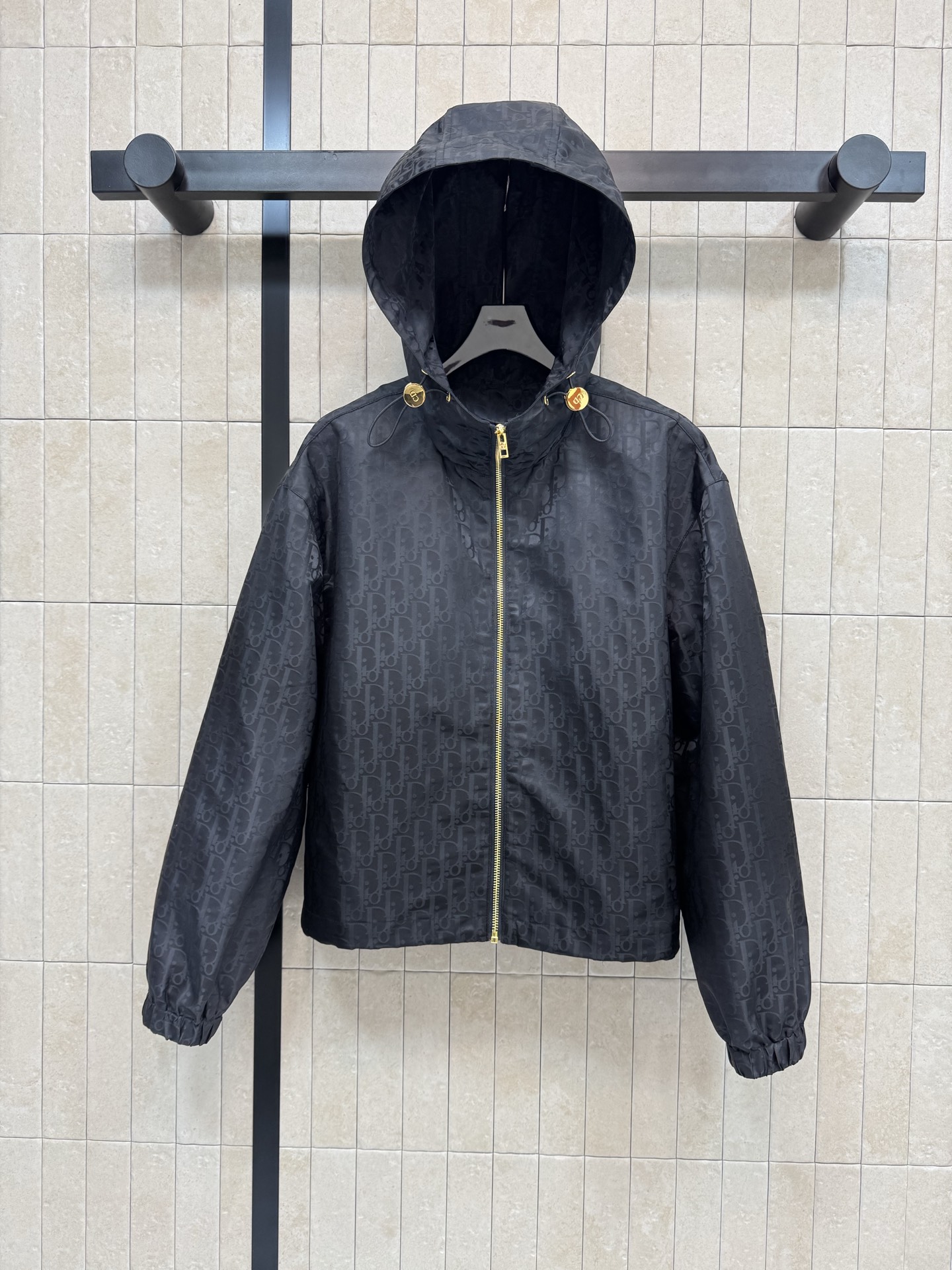 NO:709360,D's 26 early spring new model, dark patterned presbyopic hooded windbreaker jacket, made of presbyopic jacquard fabric, stiff and drapey, short and loose cut to hide the flesh and optimize proportions, elasticated cuffs, windproof and neat, casual with jeans, exquisite with skirts of the same series, suitable for commuting and going out in the early spring. Three sizes in one color Size/S-M-L,,dior,skirts,jeans,jackets & coats,hats,19860909D家 26早春新款 暗纹老花连帽风衣外套 采用老花提花面料 挺括垂坠兼具 短款宽松剪裁藏肉又优化比例 袖口松紧收口防风利落 搭牛仔裤休闲、配同系列半裙精致 早春通勤出街都适配.一色三码 Size/S-M-L,,dior,skirts,jeans,jackets & coats,hats,,Women's clothing