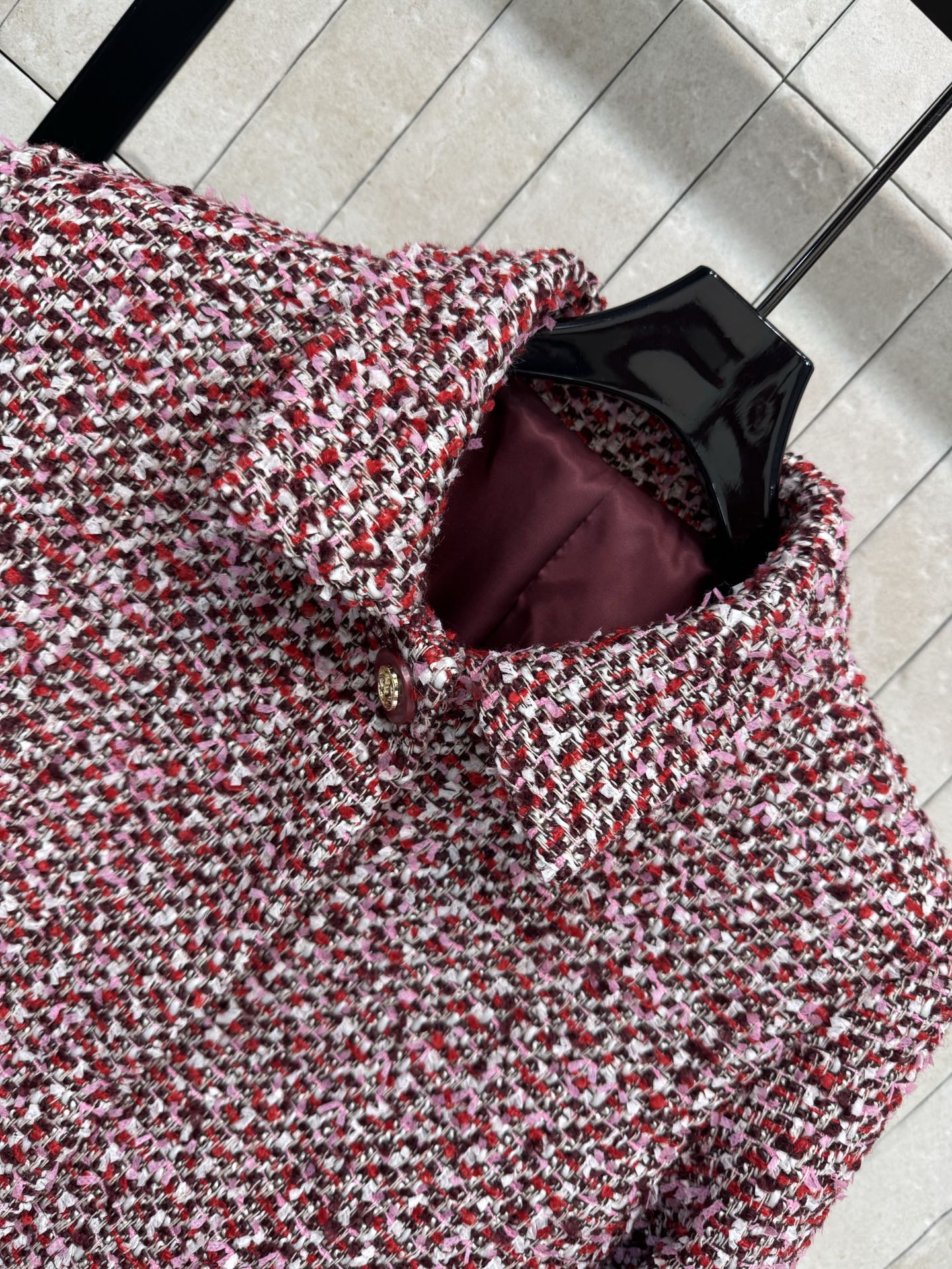 G家 26早春新款 莓红混纺粗花呢套装 短款翻领外套剪裁利落➕A字裤型修饰臀胯超藏肉 拉高腰线显比例 双