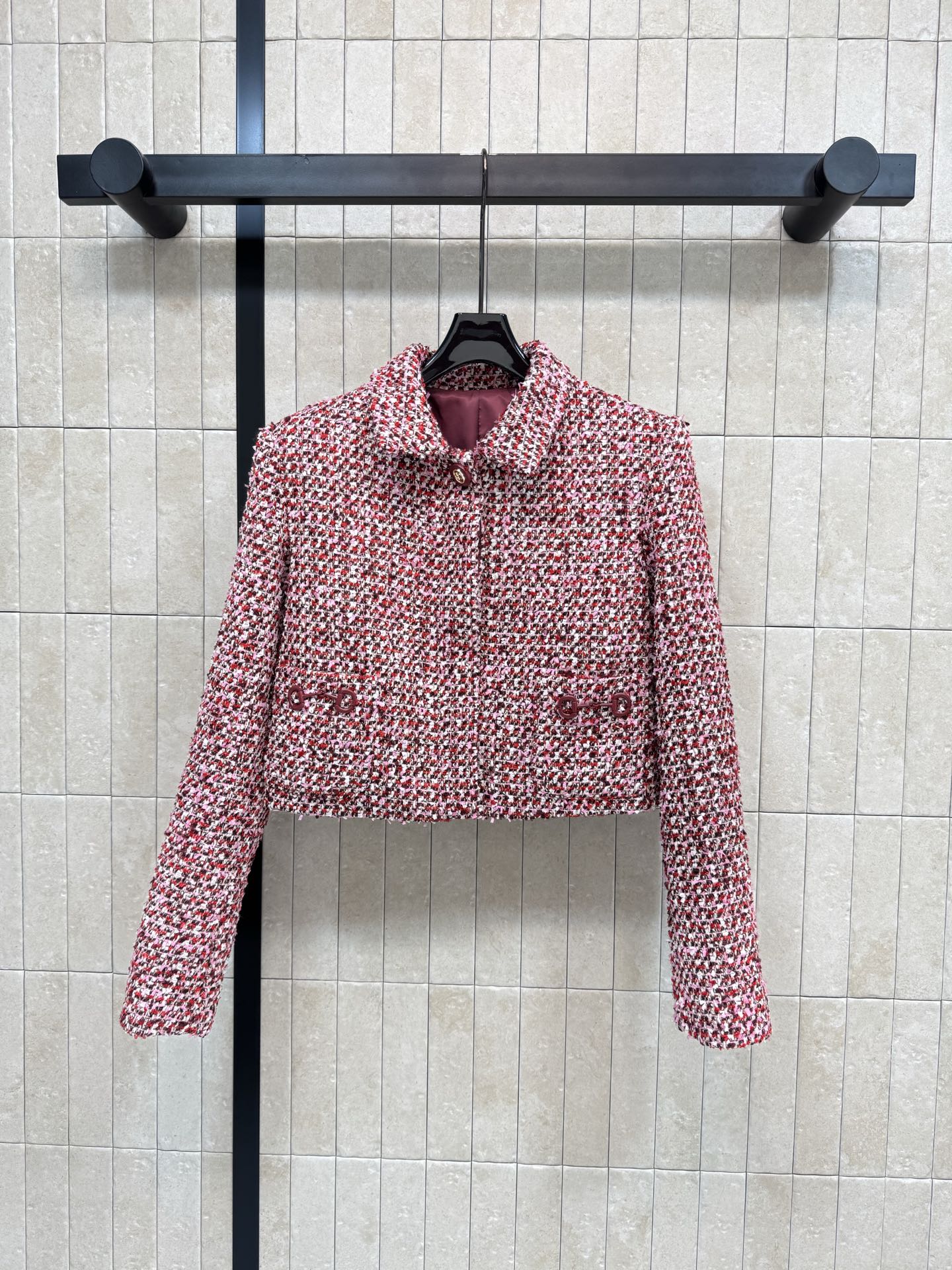 NO:709731,G Home 26 early spring new style, berry red blended tweed suit, short lapel jacket, neatly cut, A-line trousers, embellishes the hips and hides the flesh, raises the waistline to show the proportion, double G metal buckle, the fabric is made of 20 wool blended floral yarn slubbing process, retains the iconic grainy texture of tweed, the stiff version is not soft, can be worn as a set with a retro accent, can be worn alone with a sweater, straight pants can also be worn with a sense of sophistication, four codes in one color  Size/S-M-L-XL (sold as a set),,gucci,jackets & coats,19860909G家 26早春新款 莓红混纺粗花呢套装 短款翻领外套剪裁利落A字裤型修饰臀胯超藏肉 拉高腰线显比例 双G金属扣 面料采用20羊毛混纺花纱粗纺工艺 保留粗花呢标志性的颗粒质感 挺括版型不软塌 成套穿复古腔调拉满 单搭针织衫 直筒裤也能穿出精致感 一色四码 Size/S-M-L-XL（一套出售）,,gucci,jackets & coats,,Women's clothing