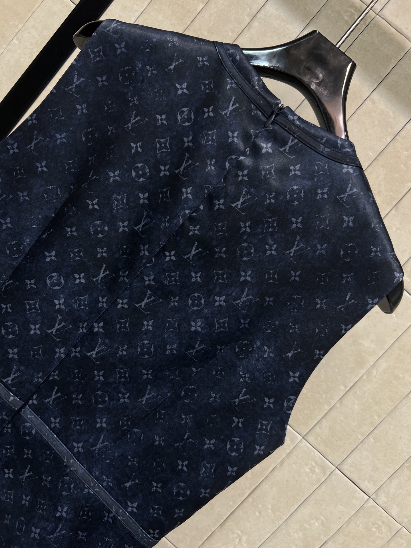 L家 26早春新款 暗纹老花logo襟扣背心裙 满铺暗纹做老花印花+logo徽标徽标扣饰 品牌感满满 侧