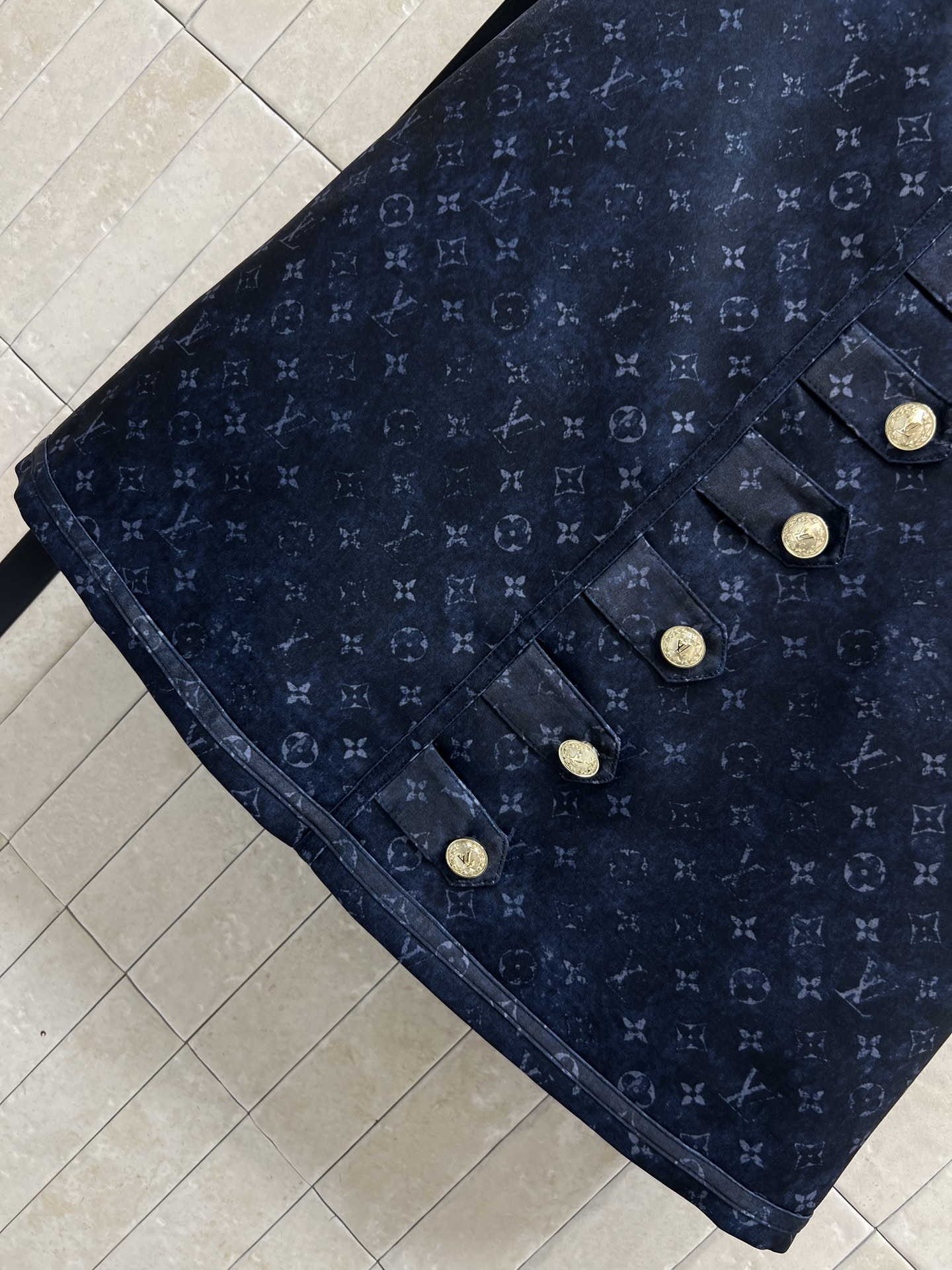 L家 26早春新款 暗纹老花logo襟扣背心裙 满铺暗纹做老花印花+logo徽标徽标扣饰 品牌感满满 侧