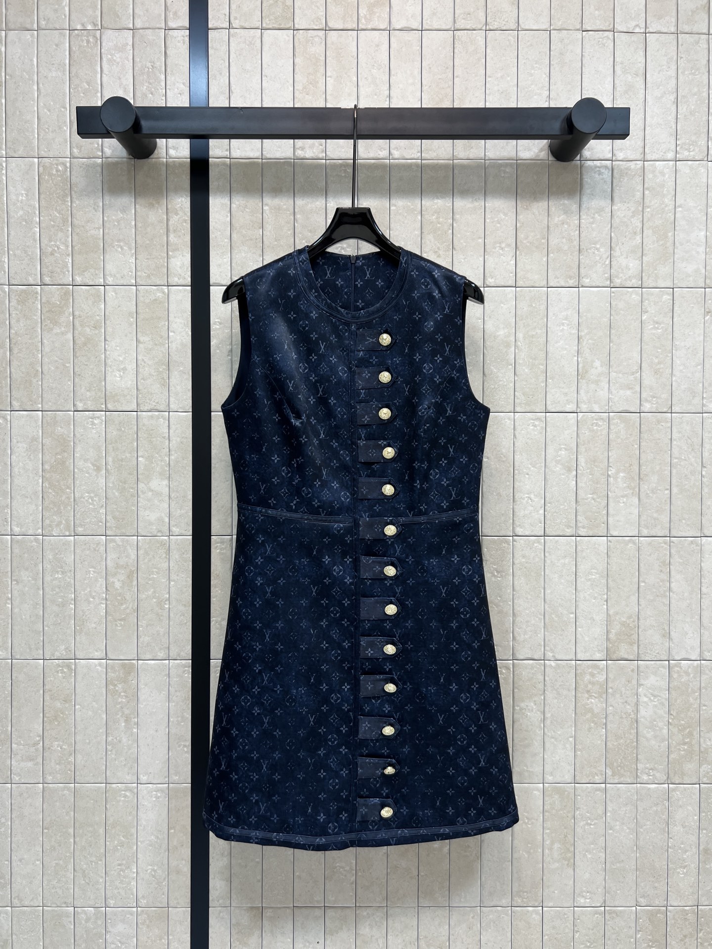 NO:710125,L's 26 early spring new model, dark pattern old flower logo placket buckle vest dress, all over the dark pattern presbyopia print + logo logo buckle, full of brand feel, golden breast buttons on the side, waist design to show off your figure, sleeveless tailoring, French elegance, easy to control for commuting and dating, advanced and fashionable!  Two colors and three codes Size/S-M-L,,louis vuitton,skirts,19860909L家 26早春新款 暗纹老花logo襟扣背心裙 满铺暗纹做老花印花+logo徽标徽标扣饰 品牌感满满 侧边金色排扣点缀 收腰设计超显身材 无袖剪裁法式优雅 通勤约会都能轻松驾驭 高级又时髦！两色三码Size/S-M-L,,louis vuitton,skirts,,Women's clothing