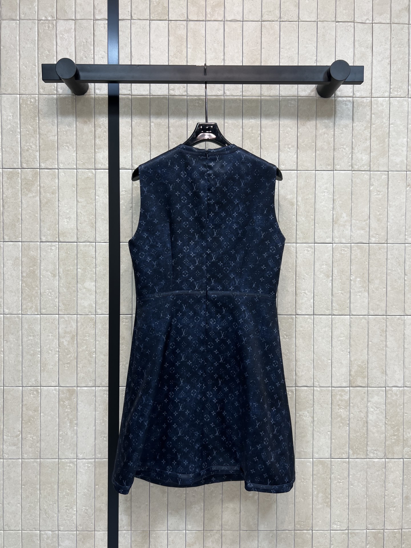 L家 26早春新款 暗纹老花logo襟扣背心裙 满铺暗纹做老花印花+logo徽标徽标扣饰 品牌感满满 侧