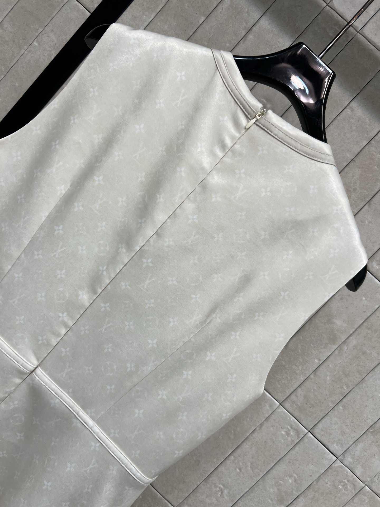 L家 26早春新款 暗纹老花logo襟扣背心裙 满铺暗纹做老花印花+logo徽标徽标扣饰 品牌感满满 侧