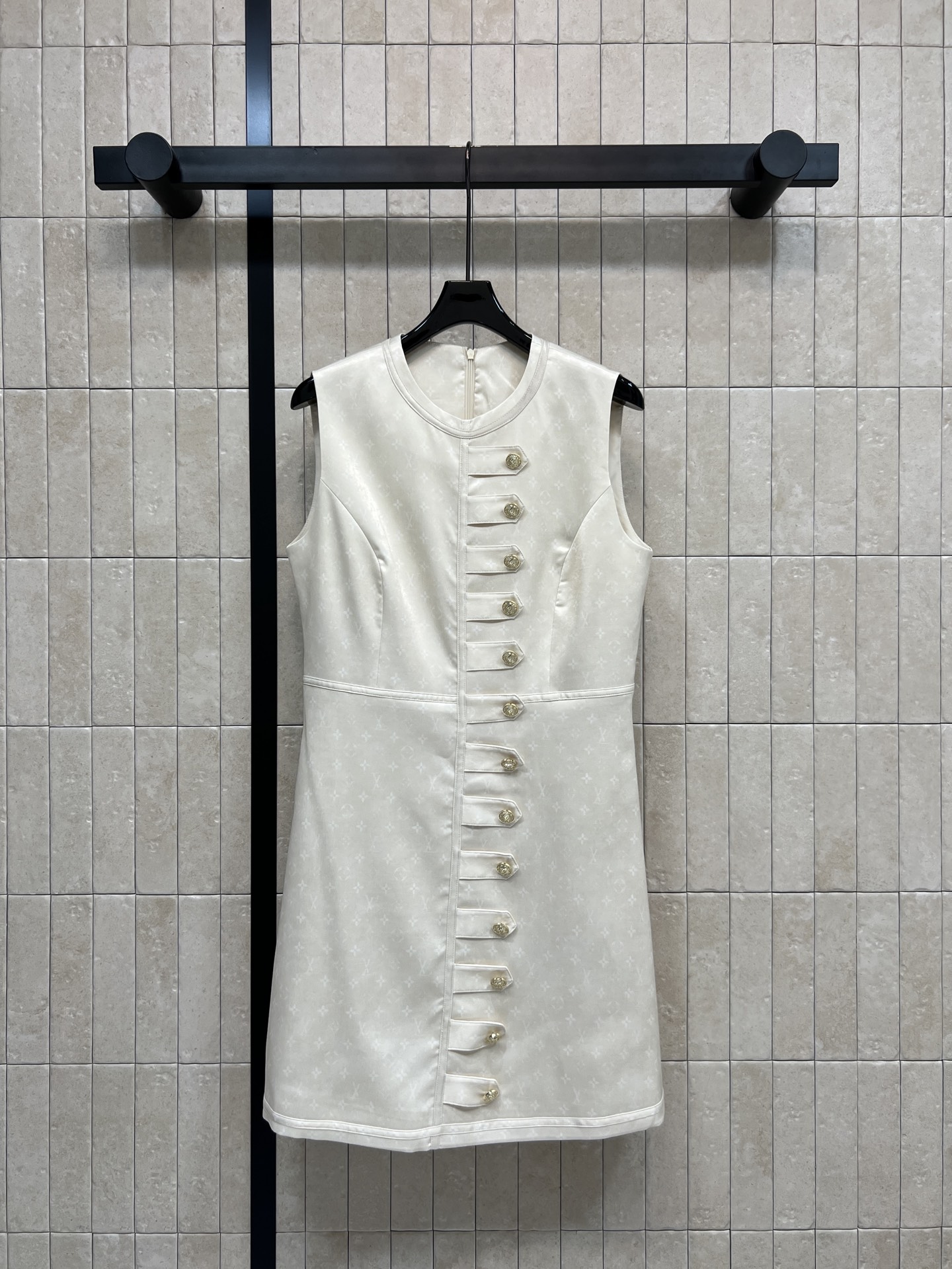 NO:710131,L's 26 early spring new model, dark pattern old flower logo placket buckle vest dress, all over the dark pattern presbyopia print + logo logo buckle, full of brand feel, golden breast buttons on the side, waist design to show off your figure, sleeveless tailoring, French elegance, easy to control for commuting and dating, advanced and fashionable!  Two colors and three codes Size/S-M-L,,louis vuitton,skirts,19860909L家 26早春新款 暗纹老花logo襟扣背心裙 满铺暗纹做老花印花+logo徽标徽标扣饰 品牌感满满 侧边金色排扣点缀 收腰设计超显身材 无袖剪裁法式优雅 通勤约会都能轻松驾驭 高级又时髦！两色三码Size/S-M-L,,louis vuitton,skirts,,Women's clothing