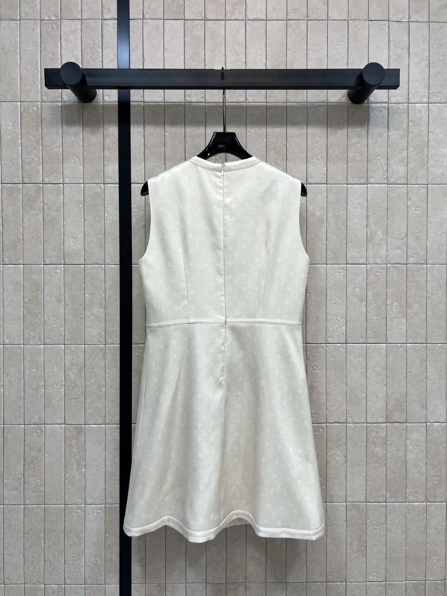 L家 26早春新款 暗纹老花logo襟扣背心裙 满铺暗纹做老花印花+logo徽标徽标扣饰 品牌感满满 侧