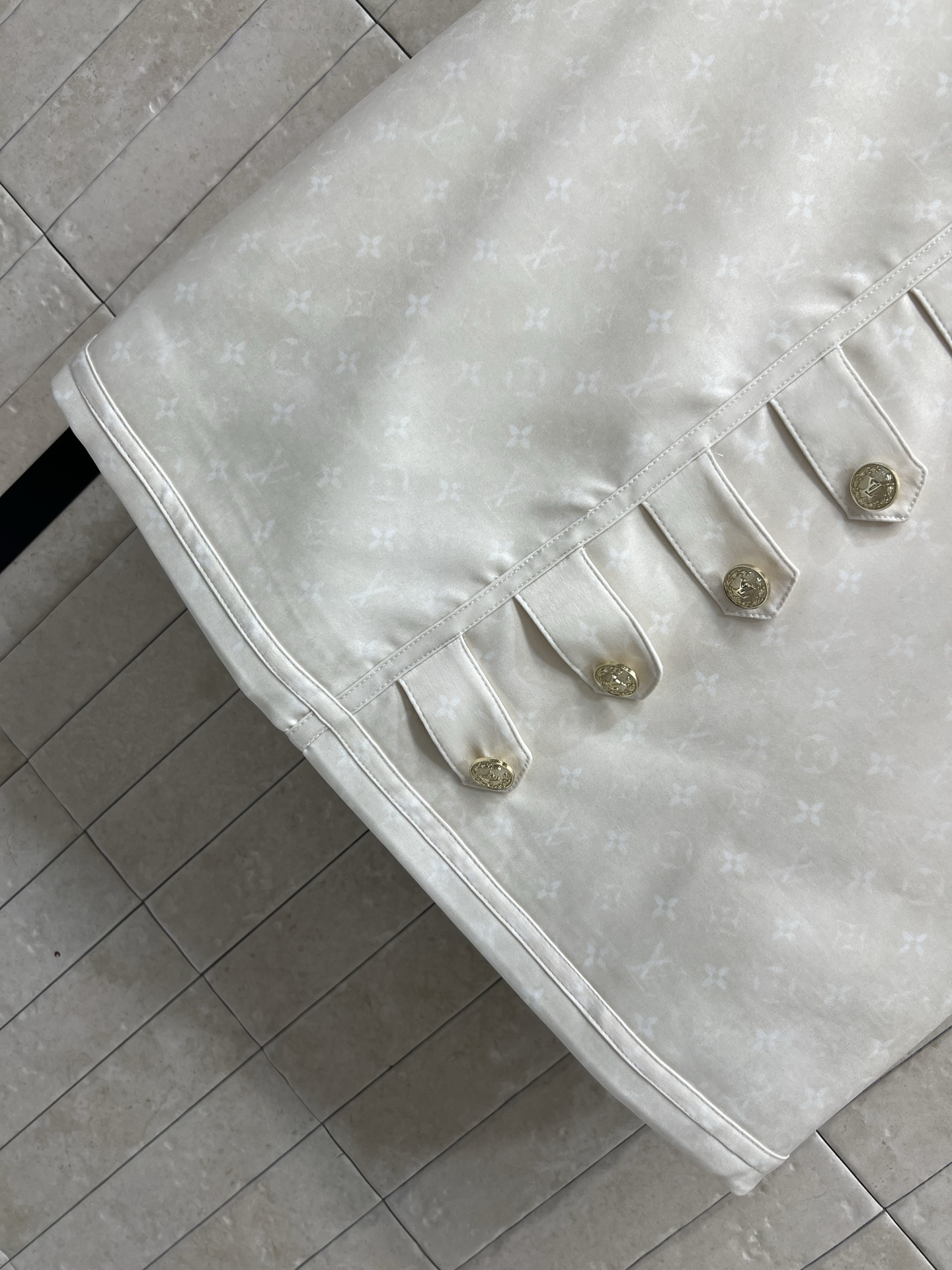 L家 26早春新款 暗纹老花logo襟扣背心裙 满铺暗纹做老花印花+logo徽标徽标扣饰 品牌感满满 侧