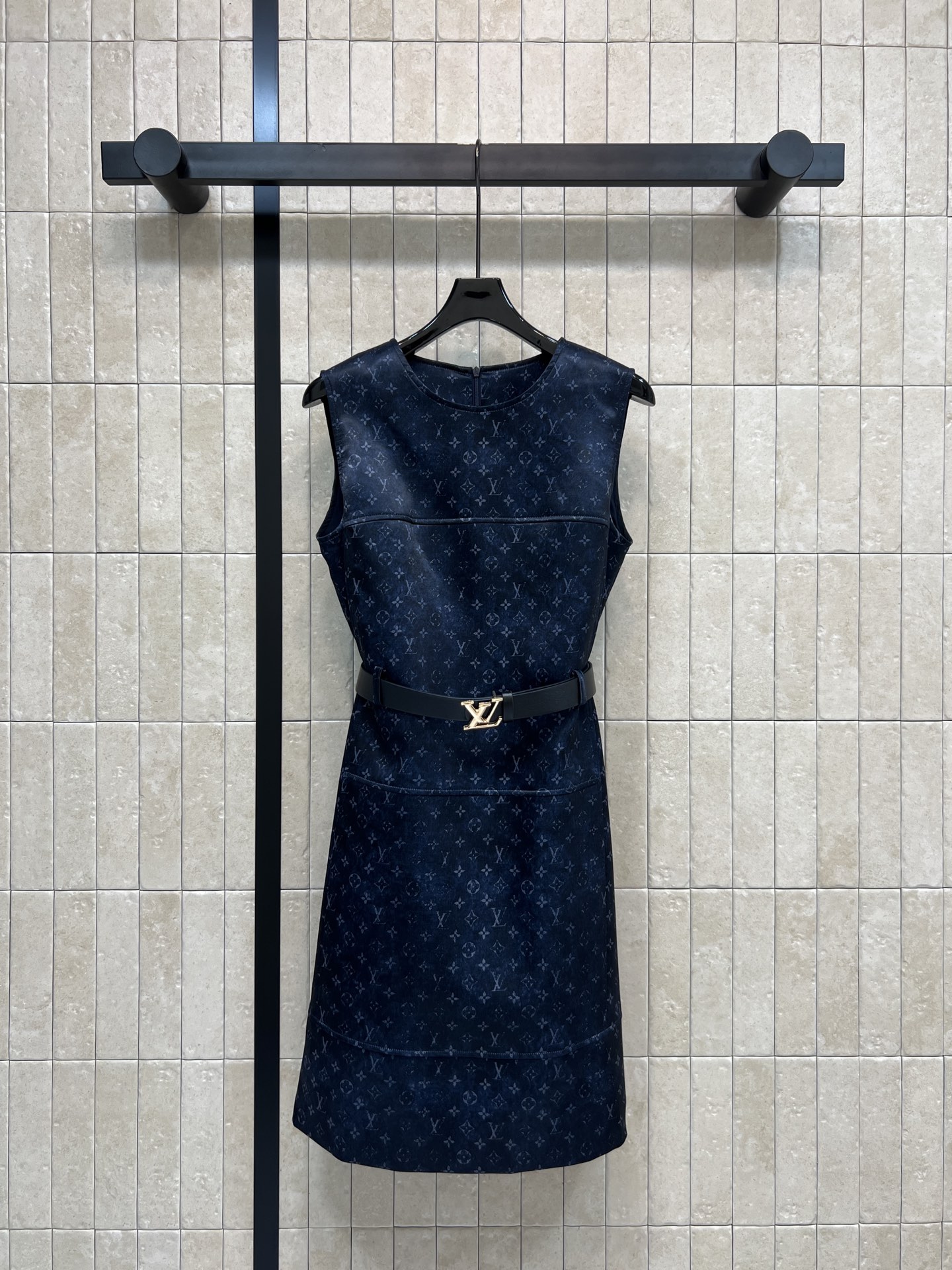 NO:710137,L's 26 early spring new model, dark patterned presbyopic sleeveless waist dress, covered with dark patterned presbyopic logo, low-key to highlight the brand tone, waisted vest dress cut + adjustable logo belt, outline the waist proportion, add layering, overall simple and elegant, can be easily controlled for commuting and dating, full of French high-end sense, practical and fashionable, easy to create exquisite style, two colors and three codes, Size/S-M-L,, louis vuitton, skirts,19860909L家 26早春新款 暗纹老花无袖收腰连衣裙 满铺暗纹老花徽标 低调彰显品牌调性 收腰背心裙剪裁+可调节徽标logo腰带 勾勒腰身比例 增添层次感 整体简约优雅,通勤、约会都能轻松驾驭 法式高级感满满 实用又时髦 轻松打造精致造型 两色三码Size/S-M-L,,louis vuitton,skirts,,Women's clothing