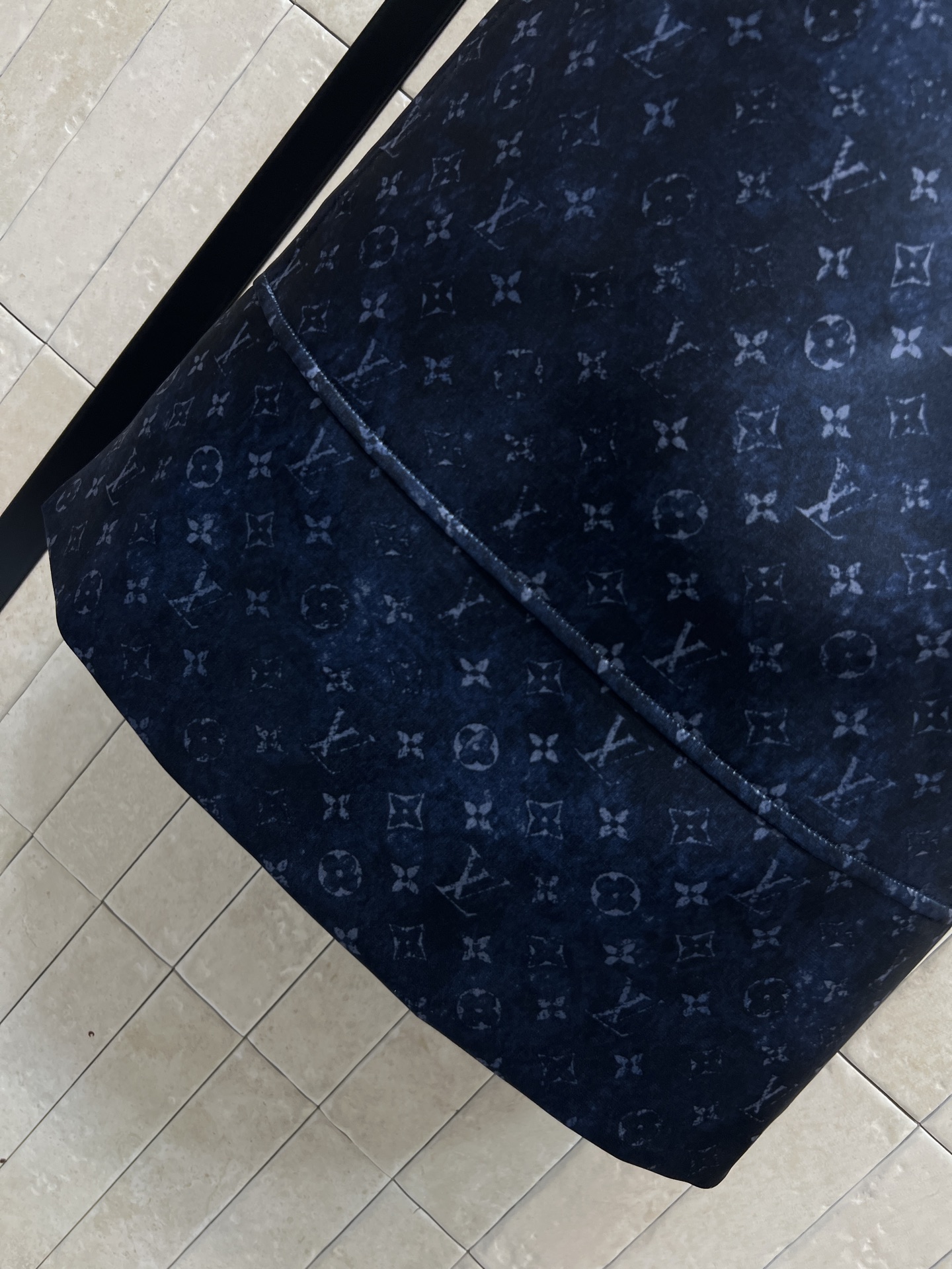 L家 26早春新款 暗纹老花无袖收腰连衣裙 满铺暗纹老花徽标 低调彰显品牌调性 收腰背心裙剪裁+可调节徽