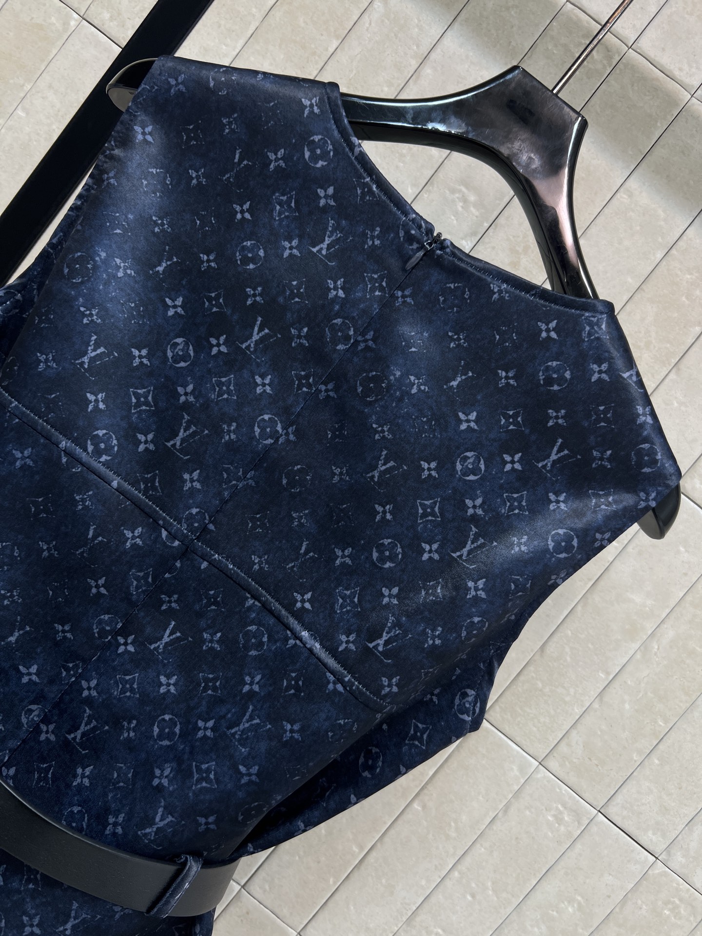 L家 26早春新款 暗纹老花无袖收腰连衣裙 满铺暗纹老花徽标 低调彰显品牌调性 收腰背心裙剪裁+可调节徽