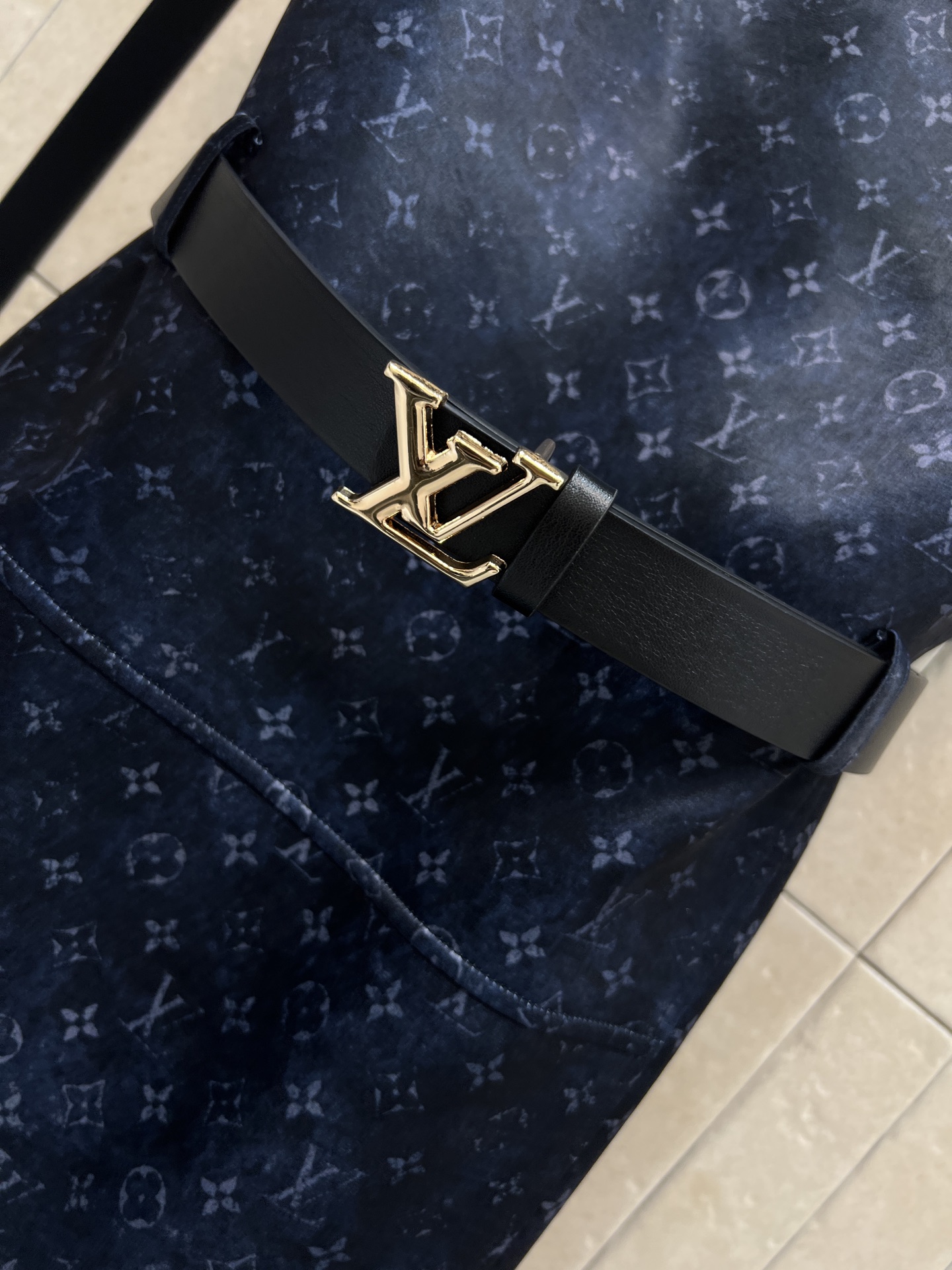 L家 26早春新款 暗纹老花无袖收腰连衣裙 满铺暗纹老花徽标 低调彰显品牌调性 收腰背心裙剪裁+可调节徽