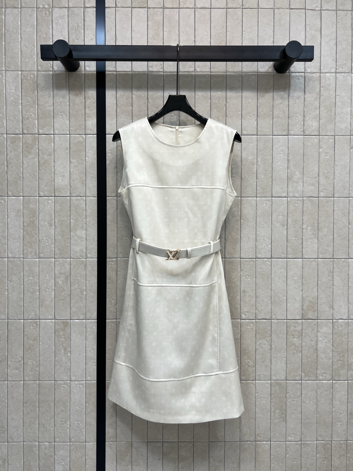 NO:712687,L's 26 early spring new model, dark patterned presbyopic sleeveless waist dress, covered with dark patterned presbyopic logo, low-key to highlight the brand tone, waisted vest dress cut + adjustable logo belt, outline the waist proportion, add layering, overall simple and elegant, can be easily controlled for commuting and dating, full of French high-end sense, practical and fashionable, easy to create exquisite style, two colors and three codes, Size/S-M-L,, louis vuitton, skirts,19860909L家 26早春新款 暗纹老花无袖收腰连衣裙 满铺暗纹老花徽标 低调彰显品牌调性 收腰背心裙剪裁+可调节徽标logo腰带 勾勒腰身比例 增添层次感 整体简约优雅,通勤、约会都能轻松驾驭 法式高级感满满 实用又时髦 轻松打造精致造型 两色三码Size/S-M-L,,louis vuitton,skirts,,Women's clothing