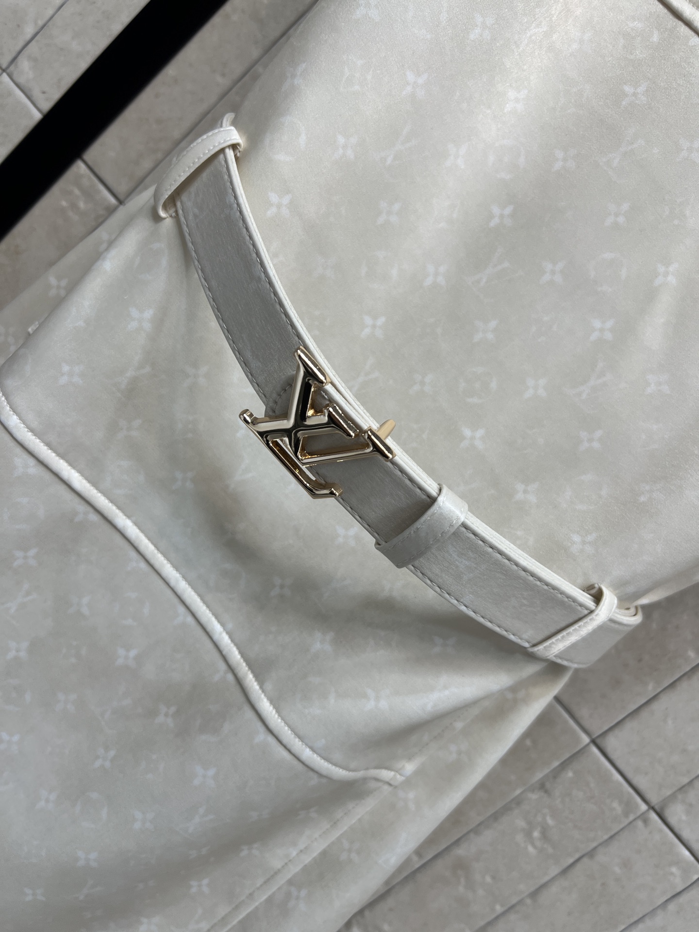 L家 26早春新款 暗纹老花无袖收腰连衣裙 满铺暗纹老花徽标 低调彰显品牌调性 收腰背心裙剪裁+可调节徽