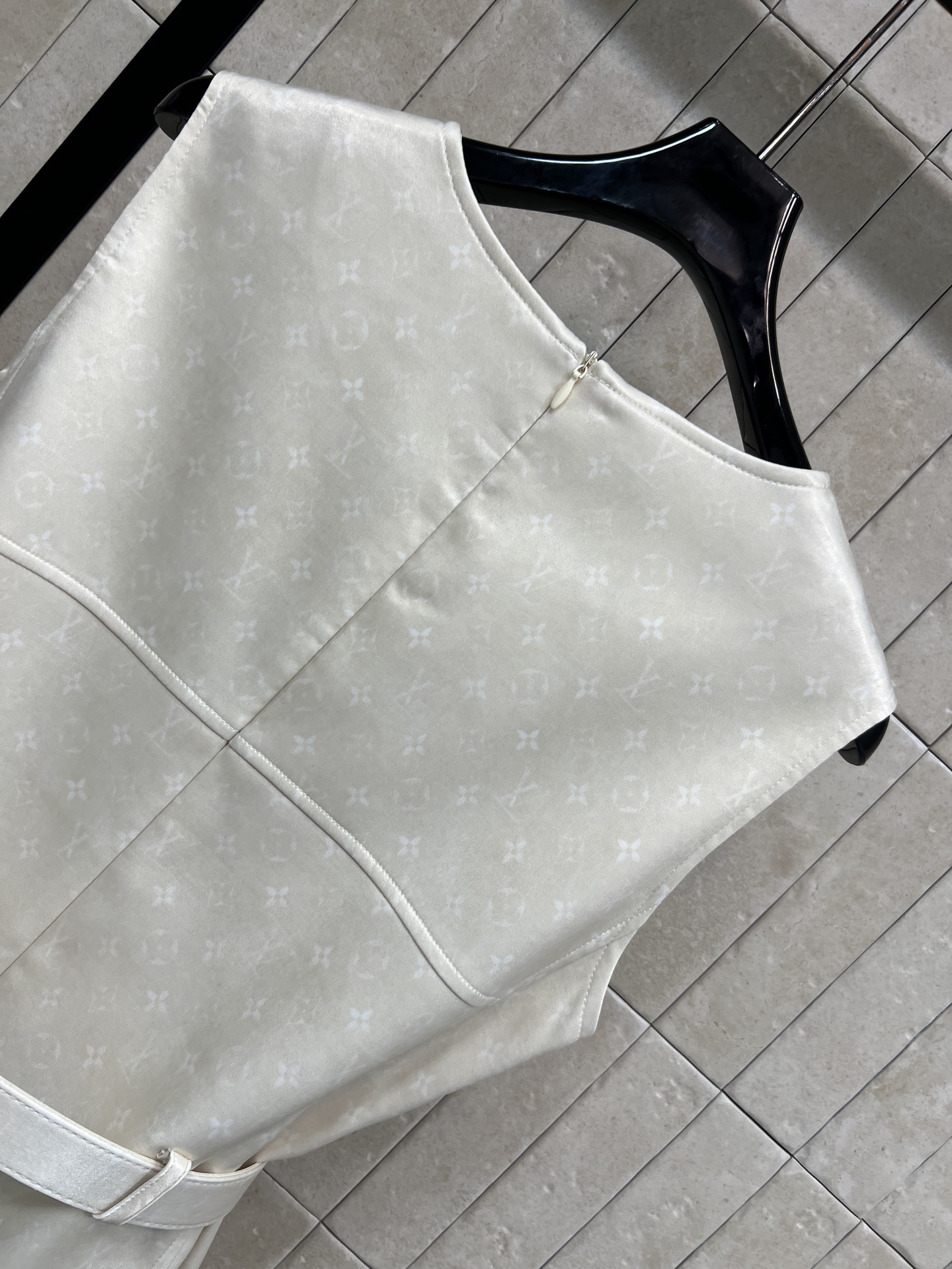 L家 26早春新款 暗纹老花无袖收腰连衣裙 满铺暗纹老花徽标 低调彰显品牌调性 收腰背心裙剪裁+可调节徽