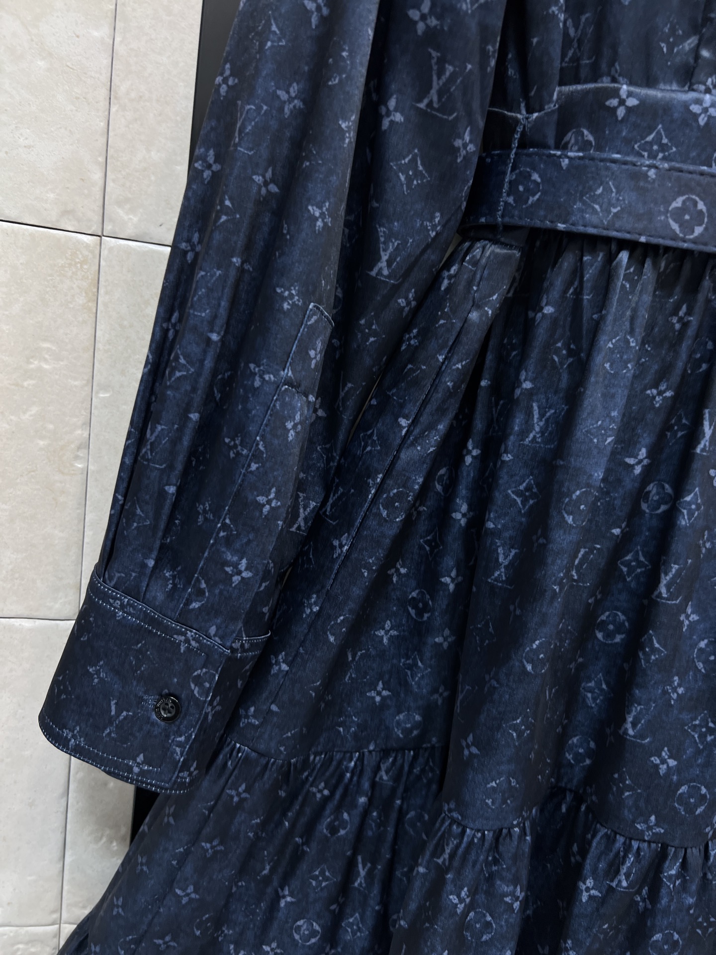 L家 26早春新款 暗纹老花翻领衬衫连衣裙 采用垂坠感面料 简约优雅 蛋糕式裙摆层次丰富 灵动飘逸 满铺