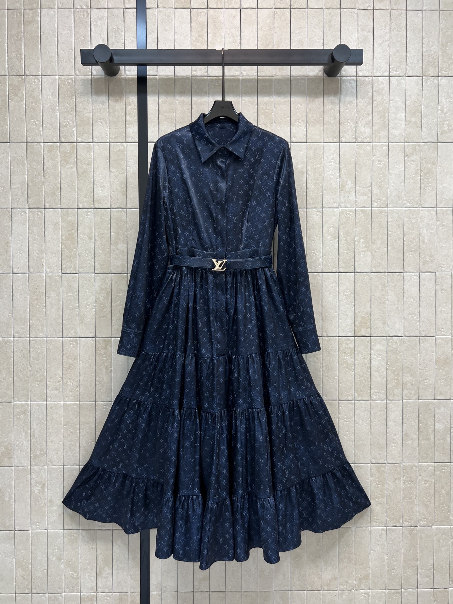 NO:710144,L's 26 early spring new dark pattern presbyopia lapel shirt dress. Made of drapey fabric. Simple and elegant. Cake-style skirt with rich layers. Smart and elegant. Covered with dark pattern presbyopia logo. Low-key to highlight the brand tone. Adjustable logo belt highlights body proportions. Long-sleeved lapels are both formal and casual. Easy to control for commuting and dating. Full of literary and artistic temperament. Practical and fashionable. Easily create exquisite looks. Two colors and three codes. Size/S-M-L,,louis  vuitton,skirts,shirts,19860909L家 26早春新款 暗纹老花翻领衬衫连衣裙 采用垂坠感面料 简约优雅 蛋糕式裙摆层次丰富 灵动飘逸 满铺暗纹老花徽标 低调彰显品牌调性 可调节徽标logo腰带 凸显身材比例 长袖翻领兼具正式与休闲 通勤、约会 日常都能轻松驾驭 文艺气质满满 实用又时髦 轻松打造精致造型 两色三码Size/S-M-L,,louis vuitton,skirts,shirts,,Women's clothing