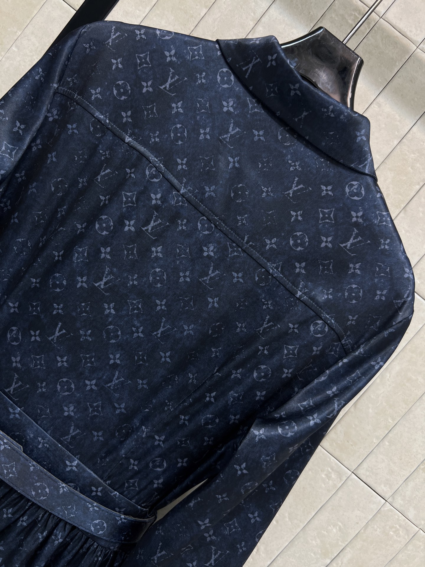 L家 26早春新款 暗纹老花翻领衬衫连衣裙 采用垂坠感面料 简约优雅 蛋糕式裙摆层次丰富 灵动飘逸 满铺