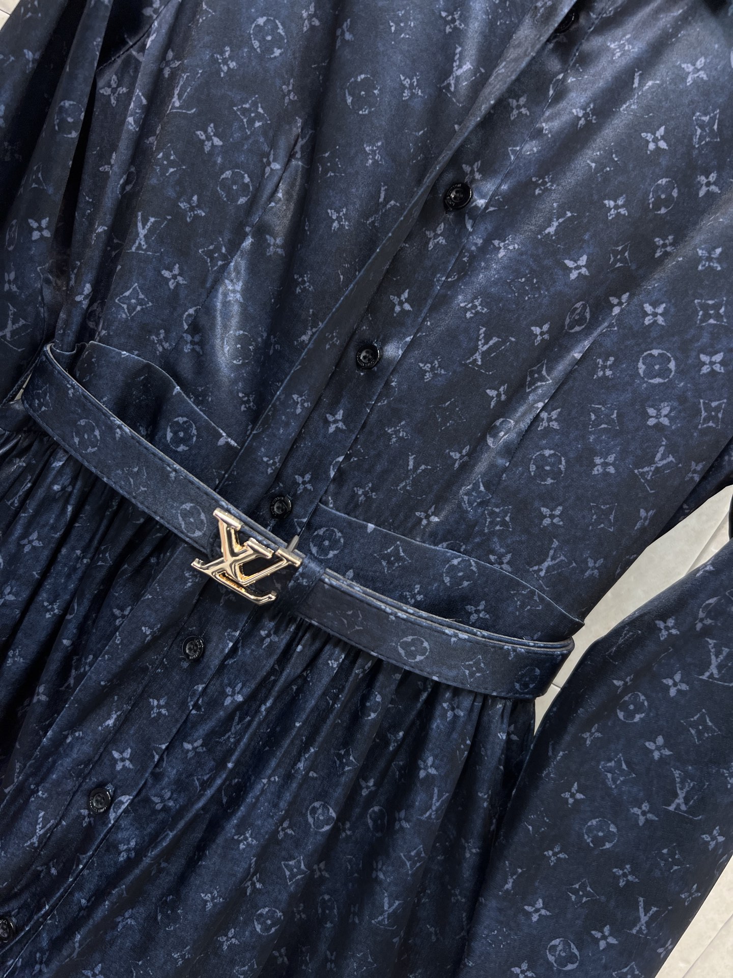 L家 26早春新款 暗纹老花翻领衬衫连衣裙 采用垂坠感面料 简约优雅 蛋糕式裙摆层次丰富 灵动飘逸 满铺