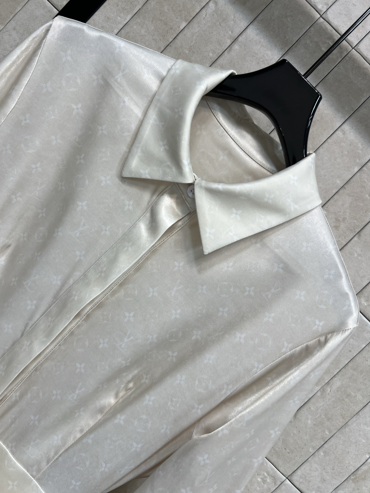 L家 26早春新款 暗纹老花翻领衬衫连衣裙 采用垂坠感面料 简约优雅 蛋糕式裙摆层次丰富 灵动飘逸 满铺