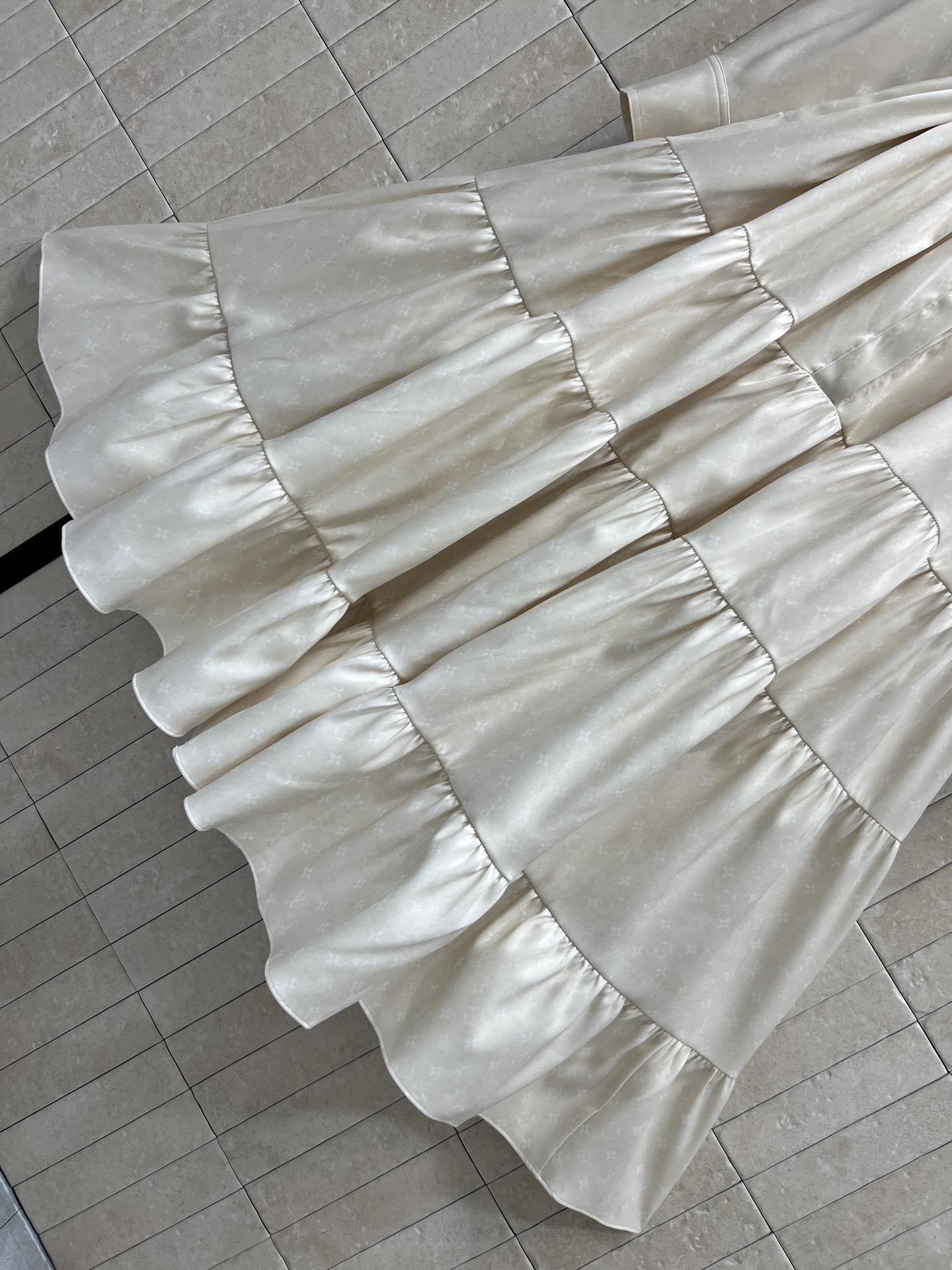 L家 26早春新款 暗纹老花翻领衬衫连衣裙 采用垂坠感面料 简约优雅 蛋糕式裙摆层次丰富 灵动飘逸 满铺