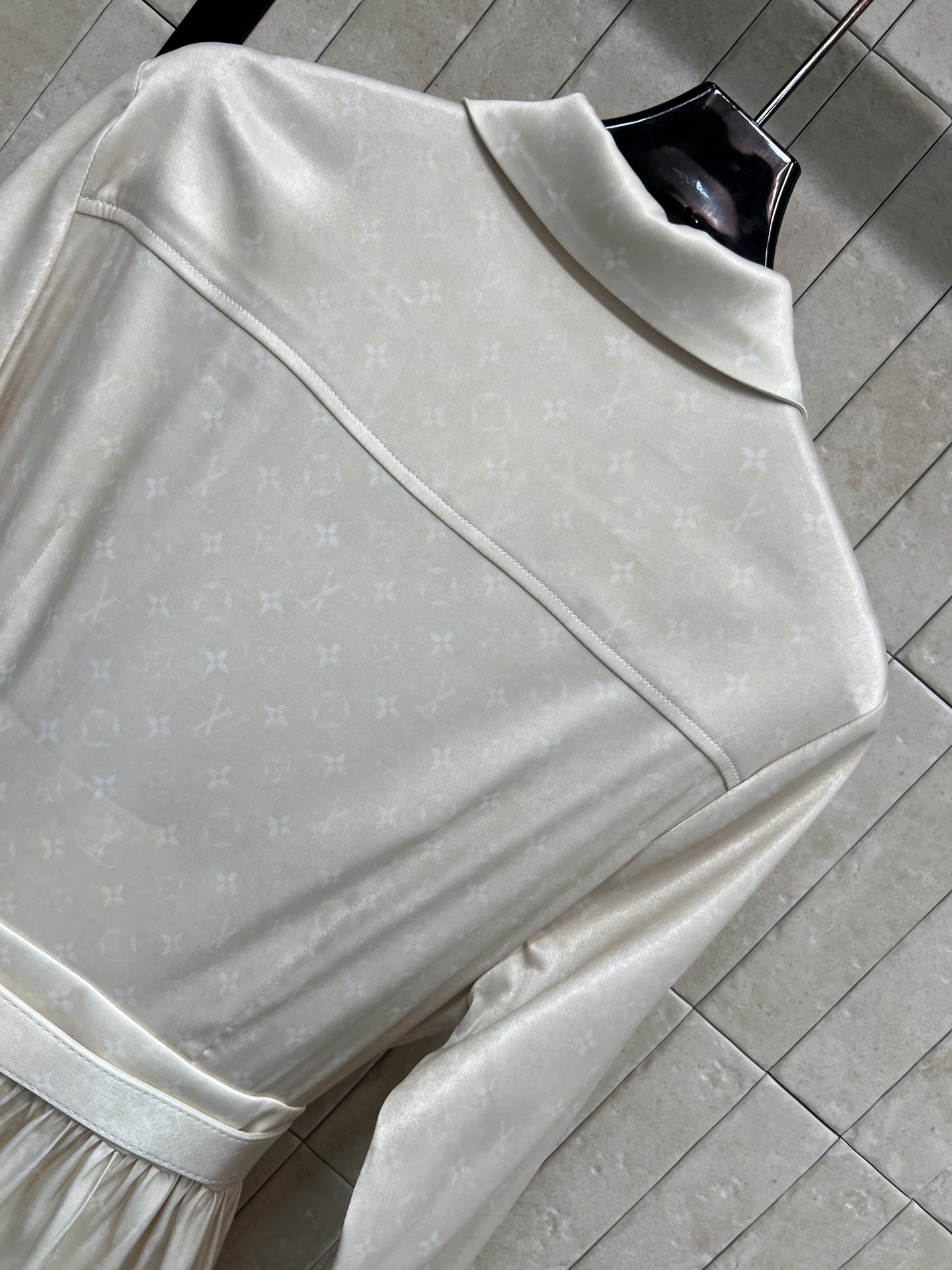 L家 26早春新款 暗纹老花翻领衬衫连衣裙 采用垂坠感面料 简约优雅 蛋糕式裙摆层次丰富 灵动飘逸 满铺