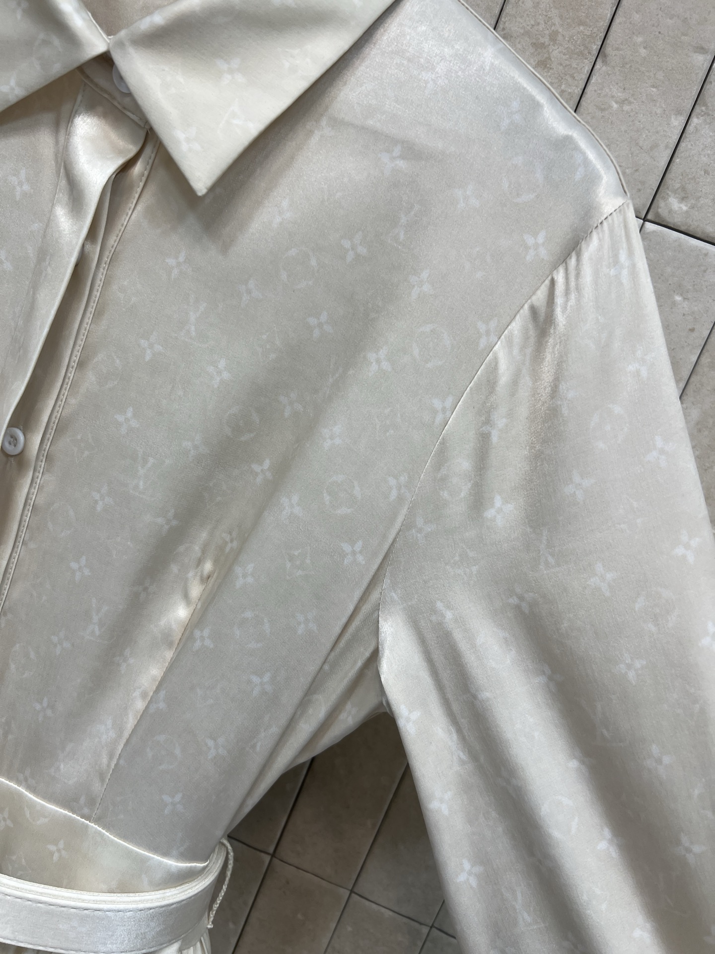 L家 26早春新款 暗纹老花翻领衬衫连衣裙 采用垂坠感面料 简约优雅 蛋糕式裙摆层次丰富 灵动飘逸 满铺