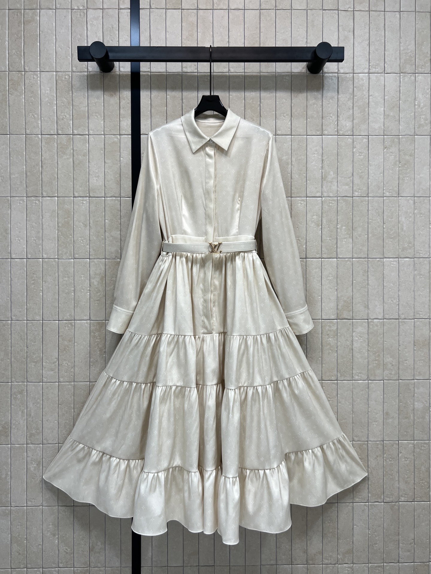 NO:710146,L's 26 early spring new dark pattern presbyopia lapel shirt dress. Made of drapey fabric. Simple and elegant. Cake-style skirt with rich layers. Smart and elegant. Covered with dark pattern presbyopia logo. Low-key to highlight the brand tone. Adjustable logo belt highlights body proportions. Long-sleeved lapels are both formal and casual. Easy to control for commuting and dating. Full of literary and artistic temperament. Practical and fashionable. Easily create exquisite looks. Two colors and three codes. Size/S-M-L,,louis  vuitton,skirts,shirts,19860909L家 26早春新款 暗纹老花翻领衬衫连衣裙 采用垂坠感面料 简约优雅 蛋糕式裙摆层次丰富 灵动飘逸 满铺暗纹老花徽标 低调彰显品牌调性 可调节徽标logo腰带 凸显身材比例 长袖翻领兼具正式与休闲 通勤、约会 日常都能轻松驾驭 文艺气质满满 实用又时髦 轻松打造精致造型 两色三码Size/S-M-L,,louis vuitton,skirts,shirts,,Women's clothing