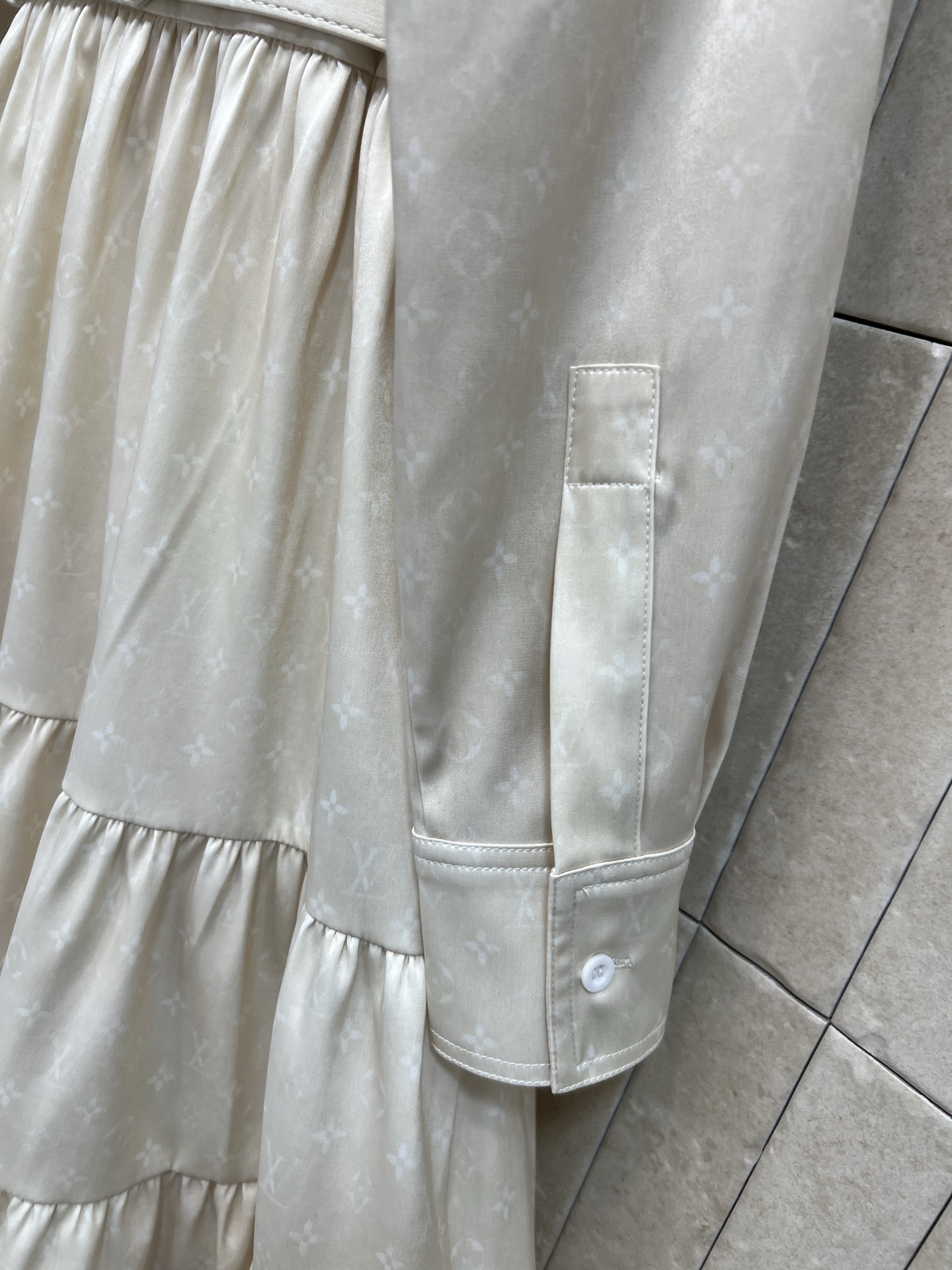 L家 26早春新款 暗纹老花翻领衬衫连衣裙 采用垂坠感面料 简约优雅 蛋糕式裙摆层次丰富 灵动飘逸 满铺